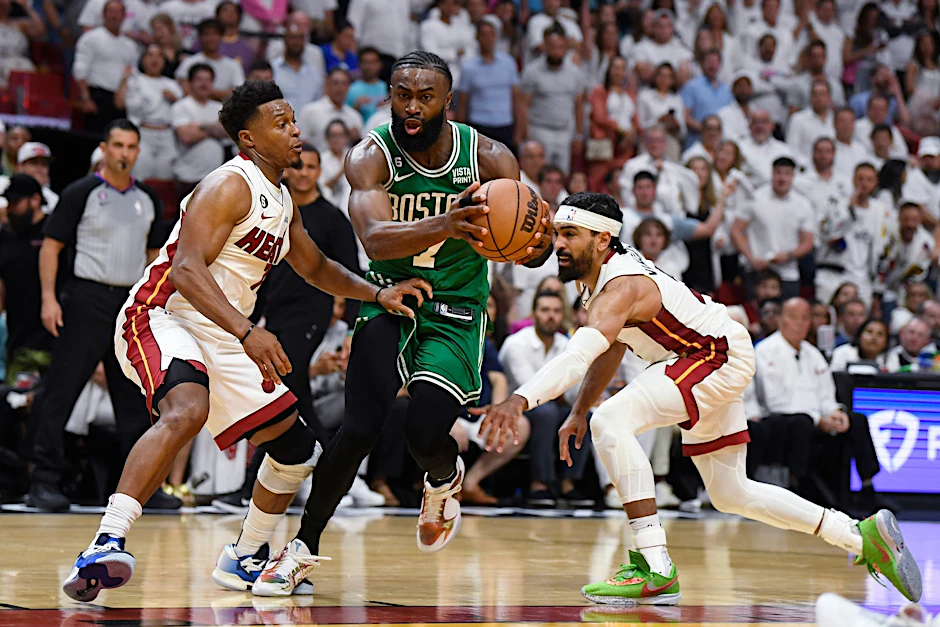 ARCHIV - Celtics-Star Jaylen Brown (M) erzielte in der vergangenen Saison mehr als 26 Punkte im Schnitt.  