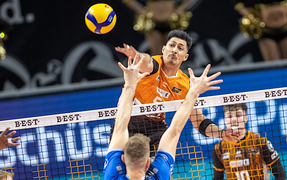 ARCHIV - Berlins Nehemiah Mote (r) spielt den Ball gegen Lucas van Berkel von VfB Friedrichshafen.  