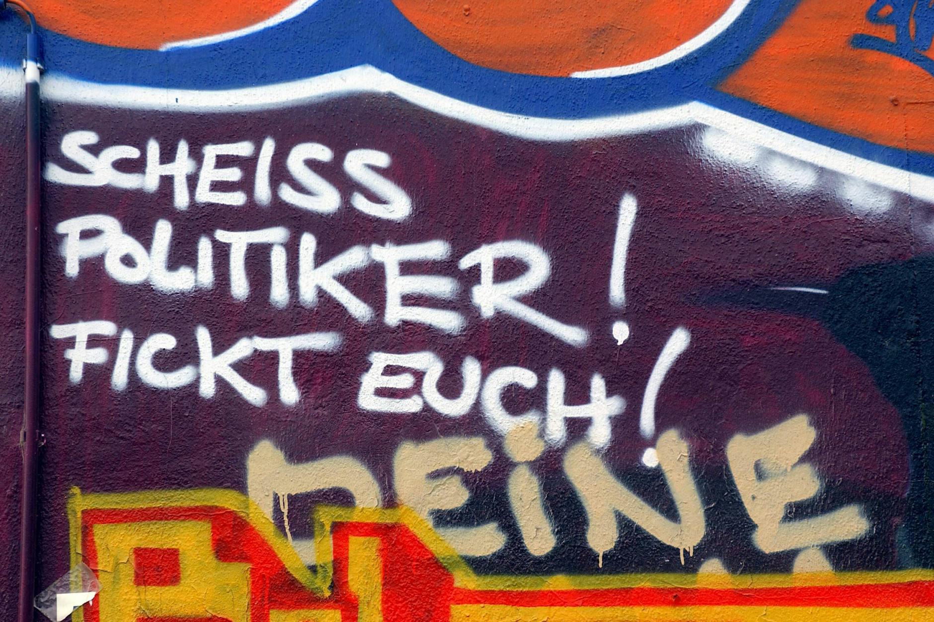 Krasses Graffiti gegen Politiker. Die Volksvertreter werden weiter häufig angegriffen. Meistens verbal.
