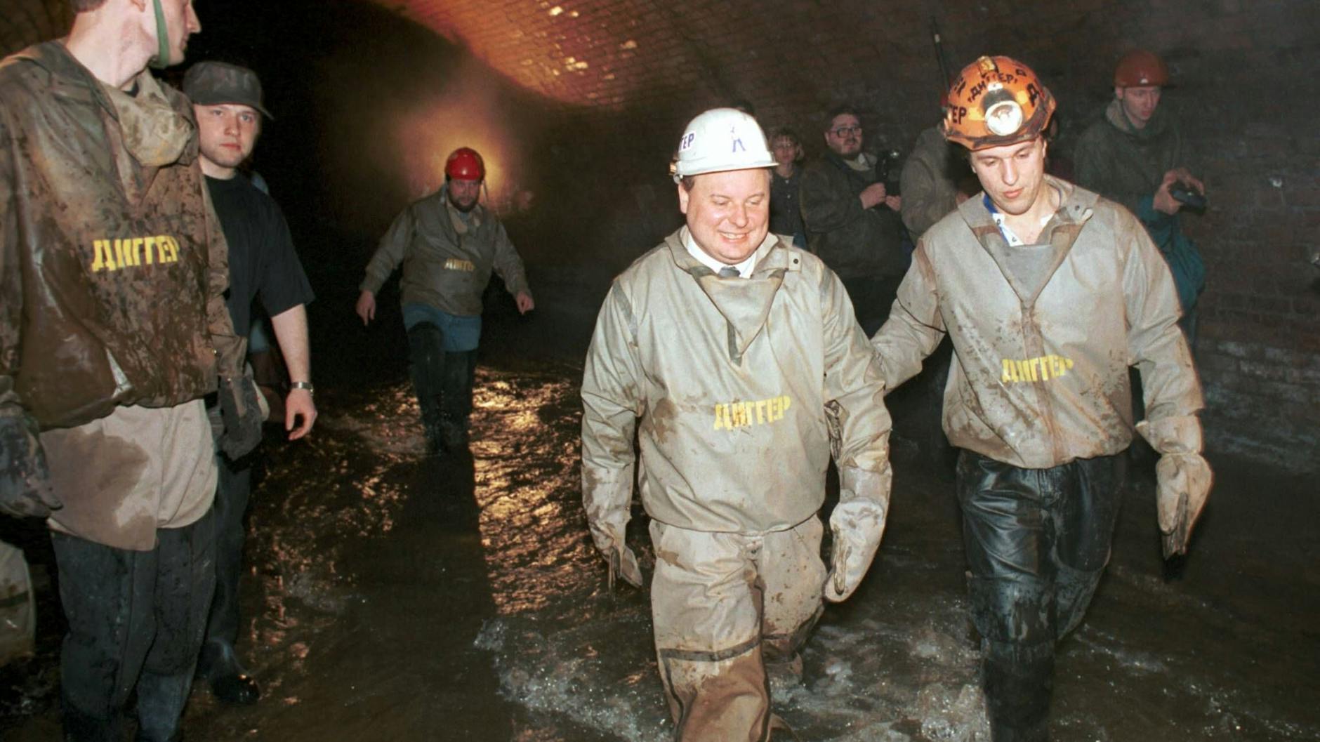 Die Touristen waren auf einer Tour am Untergrund-Fluss Neglinka in Moskau.