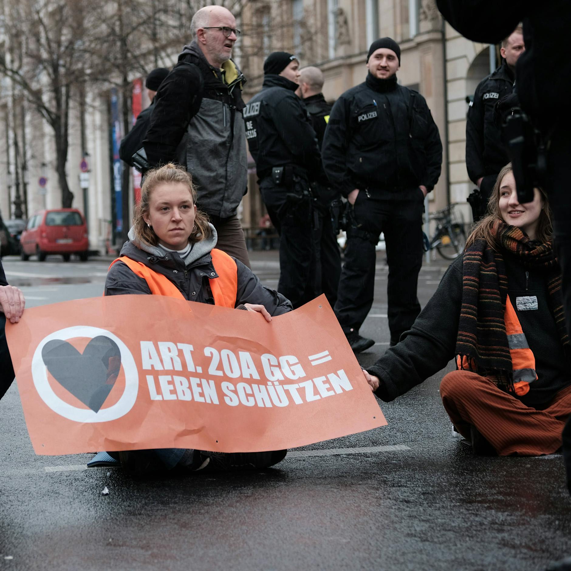 Ab 13. September: Klima-Kleber wollen Berlin lahmlegen – unbefristet!