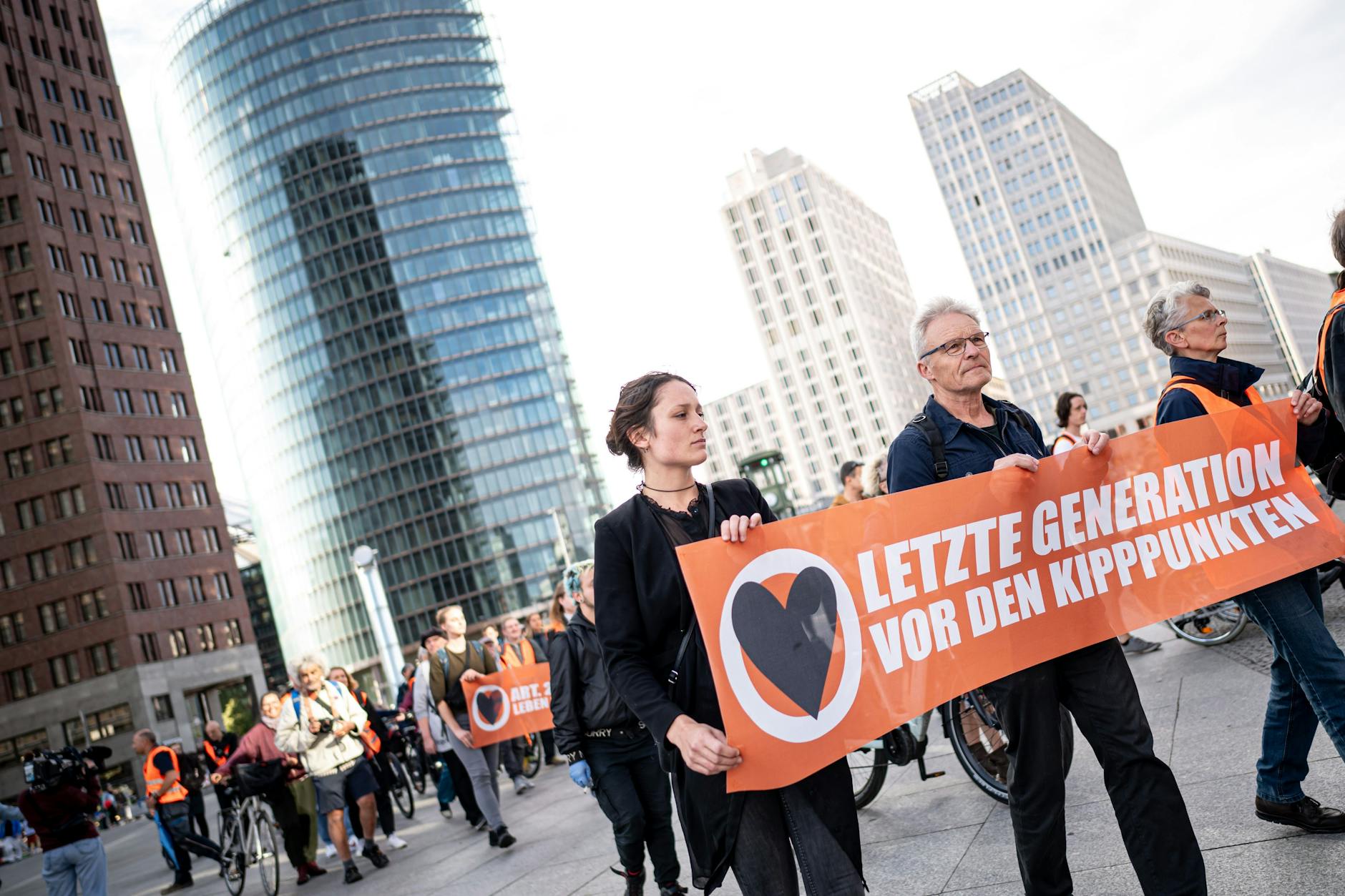 Die Letzte Generation versucht, mit Demonstrationen und Blockaden einen Wandel in der Klimapolitik zu bewirken. Ab dem 13. September wollen sie ihren Protest intensivieren.