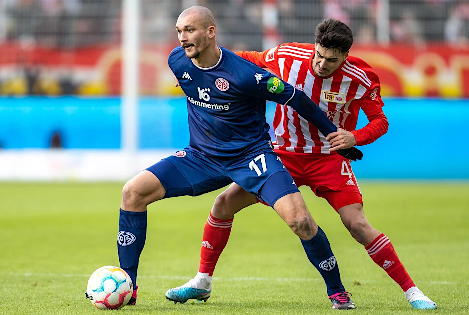 ARCHIV - Der Mainzer Ludovic Ajorque (l) verschoss gegen den 1. FC Union Berlin gleich zwei Elfmeter.  