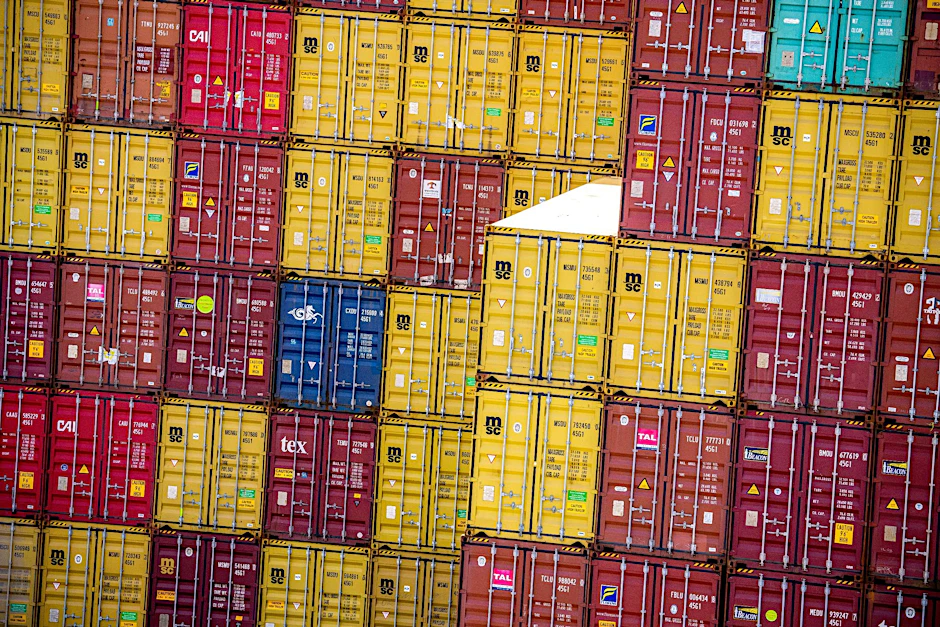 ARCHIV - Zahlreiche Container stehen auf dem Hafengelände von Eurogate in Bremerhaven.  