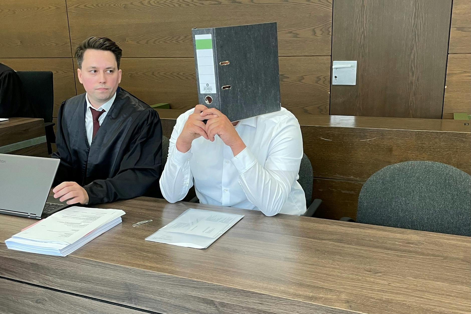 Hertha-Fan Lukas R. mit seinem Anwalt im Gerichtssaal: Der 26-Jährige bereut heute die Tat zutiefst. Er zahlt freiwillig Schmerzensgeld.