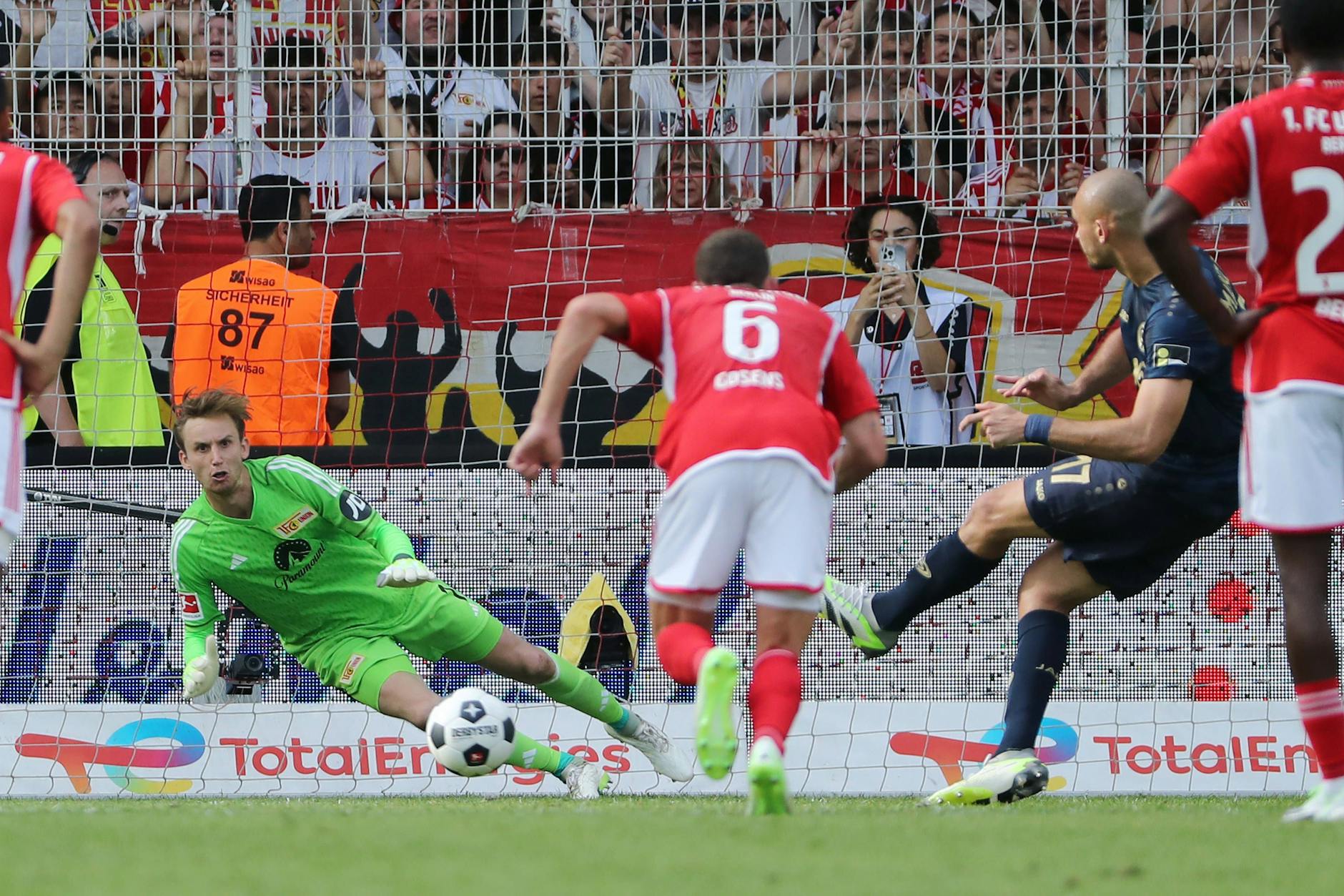 Abtauchen und festhalten: Union-Torwart Frederik Rönnow hat gegen Mainz zwei Elfmeter von Ludovic Ajorque sicher pariert.