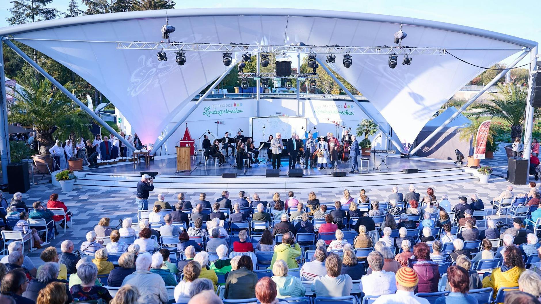 Blick auf die Bühne in der Landesgartenschau in Beelitz: Hier wird im Sommer der Winter-Theaterspaß aufgeführt.