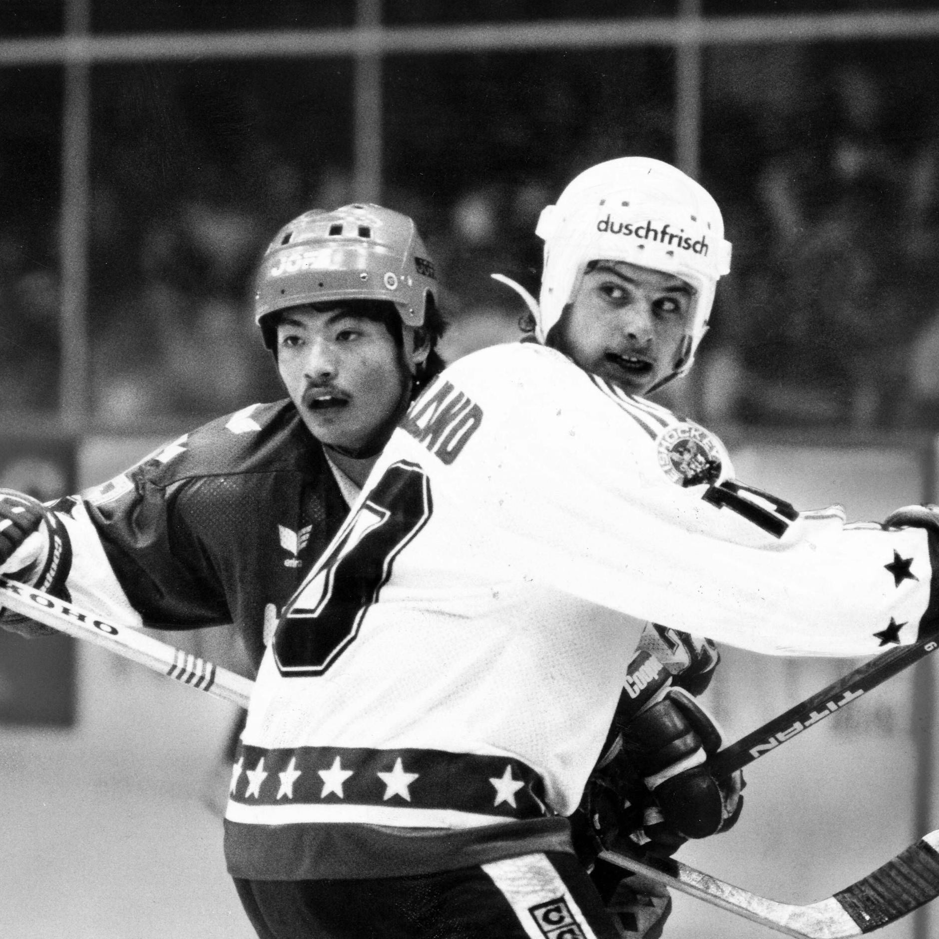 Kann seinen Sohn Kevin nicht leugnen, die Ähnlichkeit ist unverkennbar: Papa Andreas Volland (r.) beharkt sich 1985 im Mannheim-Trikot mit dem Schwenninger Matt Kabayama.