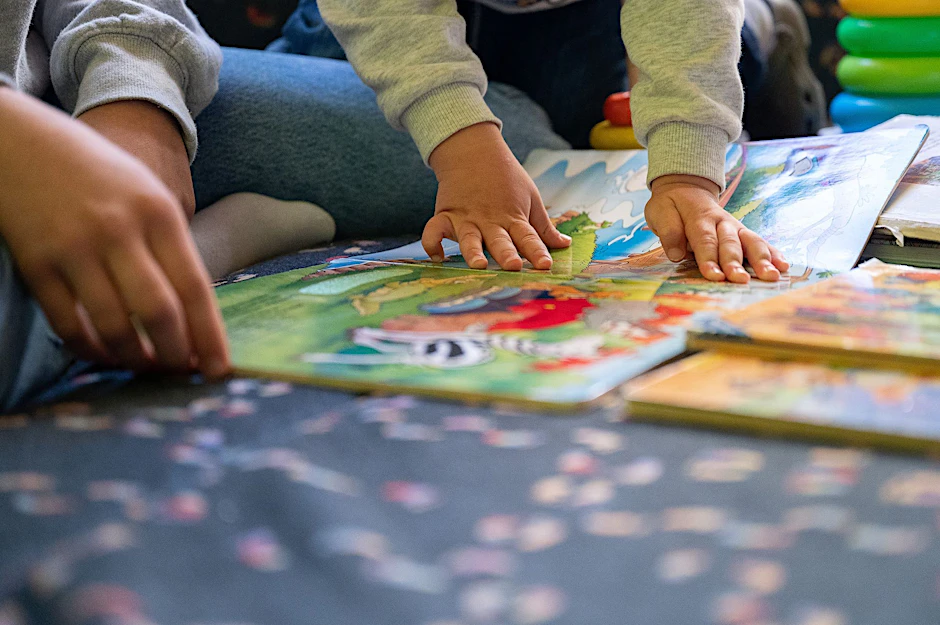 ARCHIV - Eine Erzieherin liest in einer Kita Kindern vor.  on