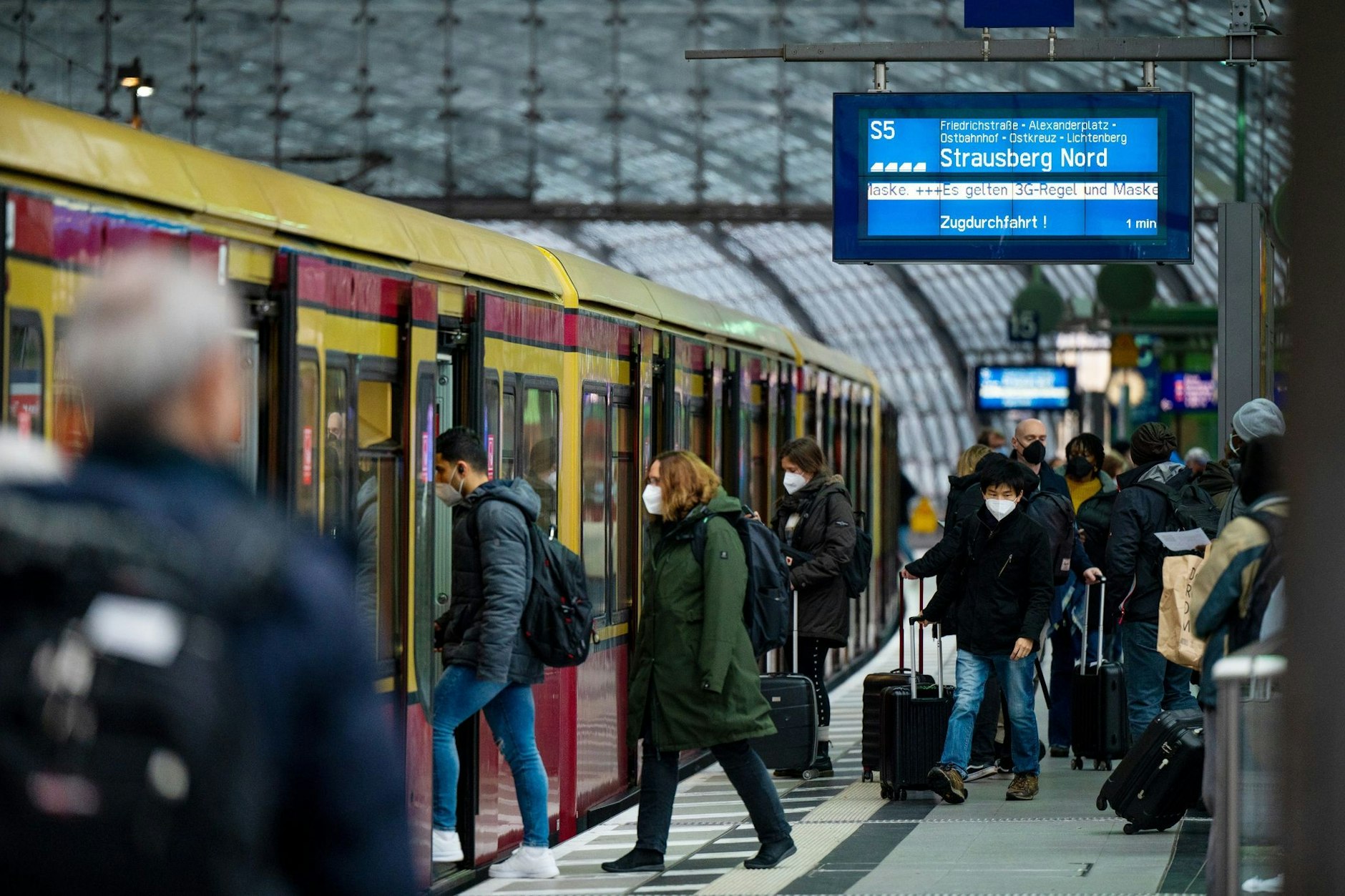 Ein Zug der Berliner S-Bahn. In der Hauptstadt wird der Nahverkehr schon rege genutzt – oft mit dem Deutschlandticket. Braucht es da noch ein 29-Euro-Monatsticket, das nur in Berlin gilt?
