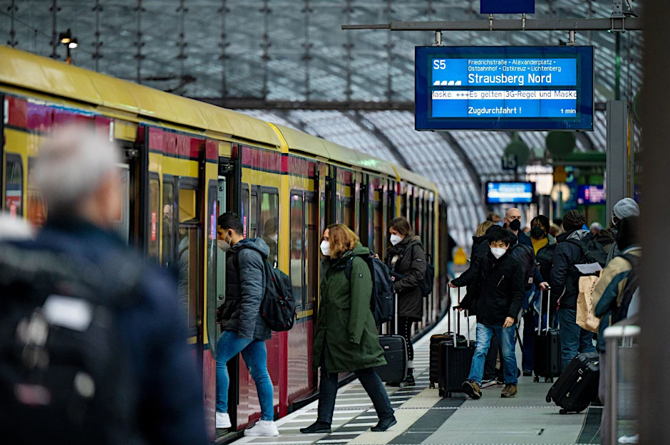 Ein Zug der Berliner S-Bahn. In der Hauptstadt wird der Nahverkehr schon rege genutzt – oft mit dem Deutschlandticket. Braucht es da noch ein 29-Euro-Monatsticket, das nur in Berlin gilt?