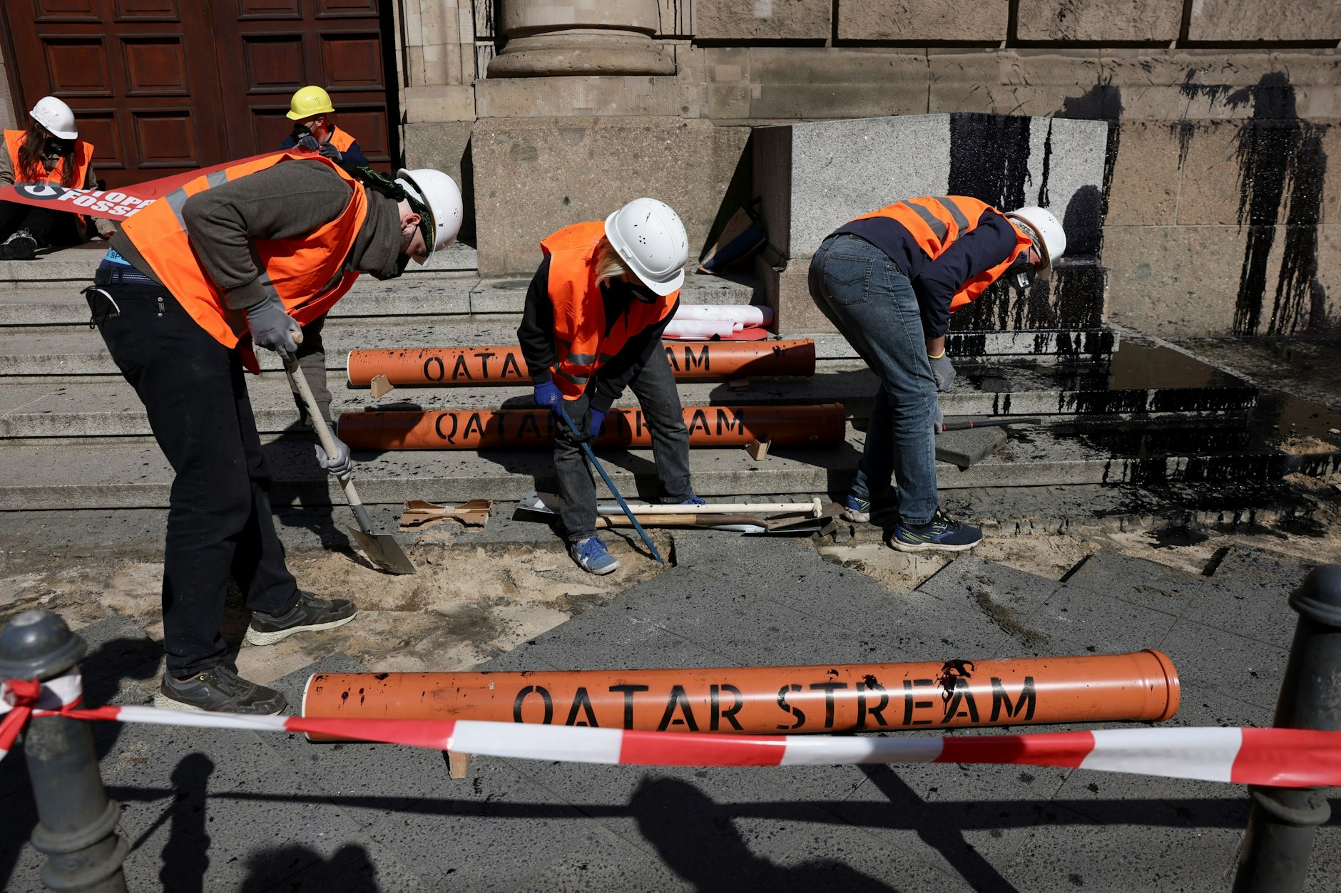 Thomas S. sagt, er habe von der Farbaktion nichts gewusst und nur den Gehsteig aufgegraben.