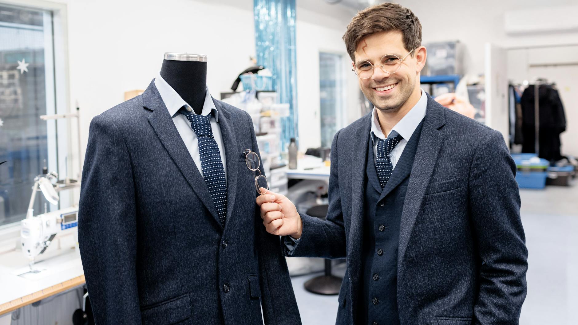  Josef Ellers hat sich in Harry Potter verwandelt. Von dem Anzug und der Brille gibt es auch noch eine zweite Ausführung – falls die erste einmal kaputt gehen sollte.