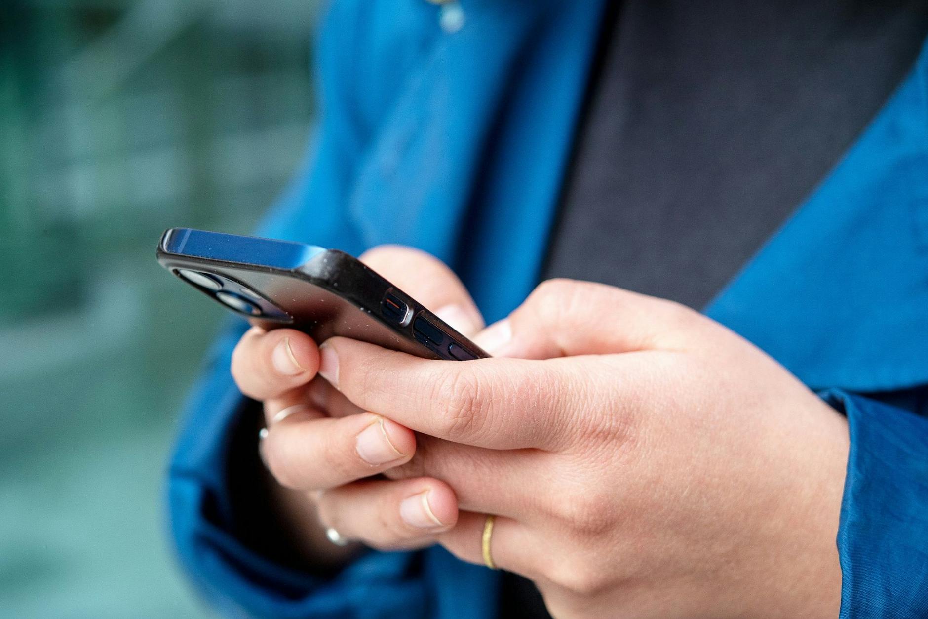 Bei Gefahren werden die Menschen durch Cell Broadcast gewarnt. (Symbolbild)