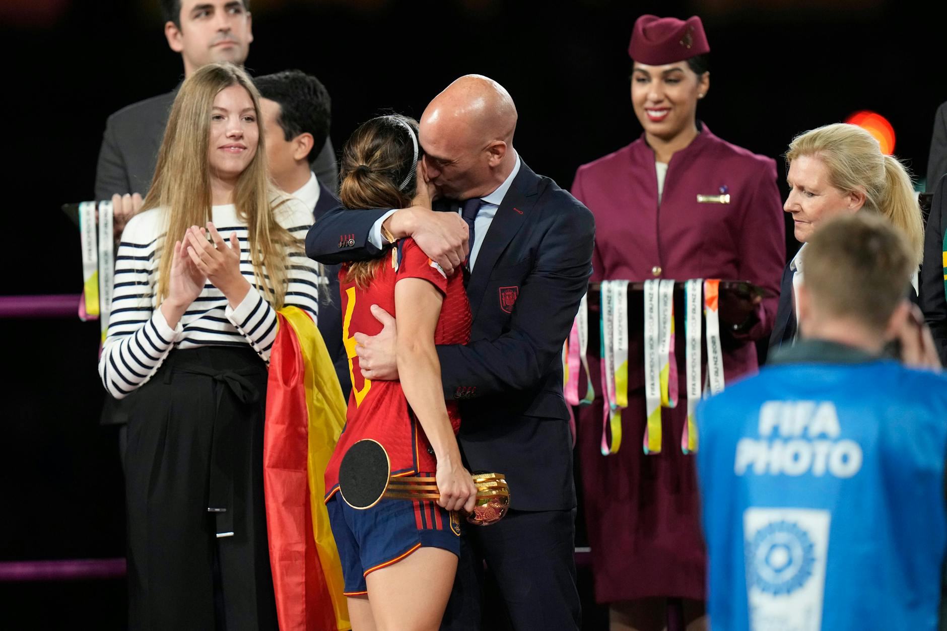 Luis Rubiales (Mitte), Präsident des spanischen Fußballverbands, umarmt die spanische Nationalspielerin Aitana Bonmati nach Spaniens Sieg im Finale.