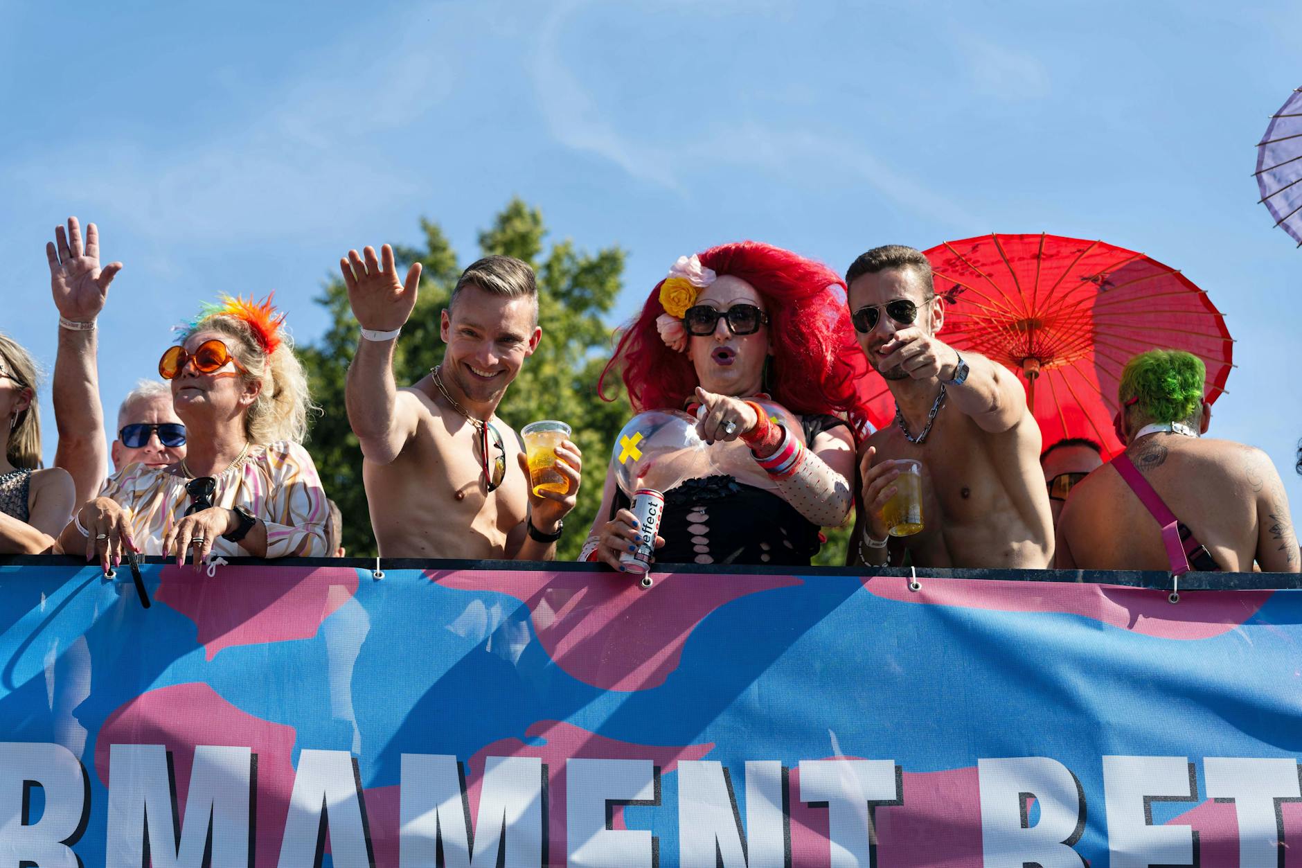 Raver bei einer Technoparade in Berlin