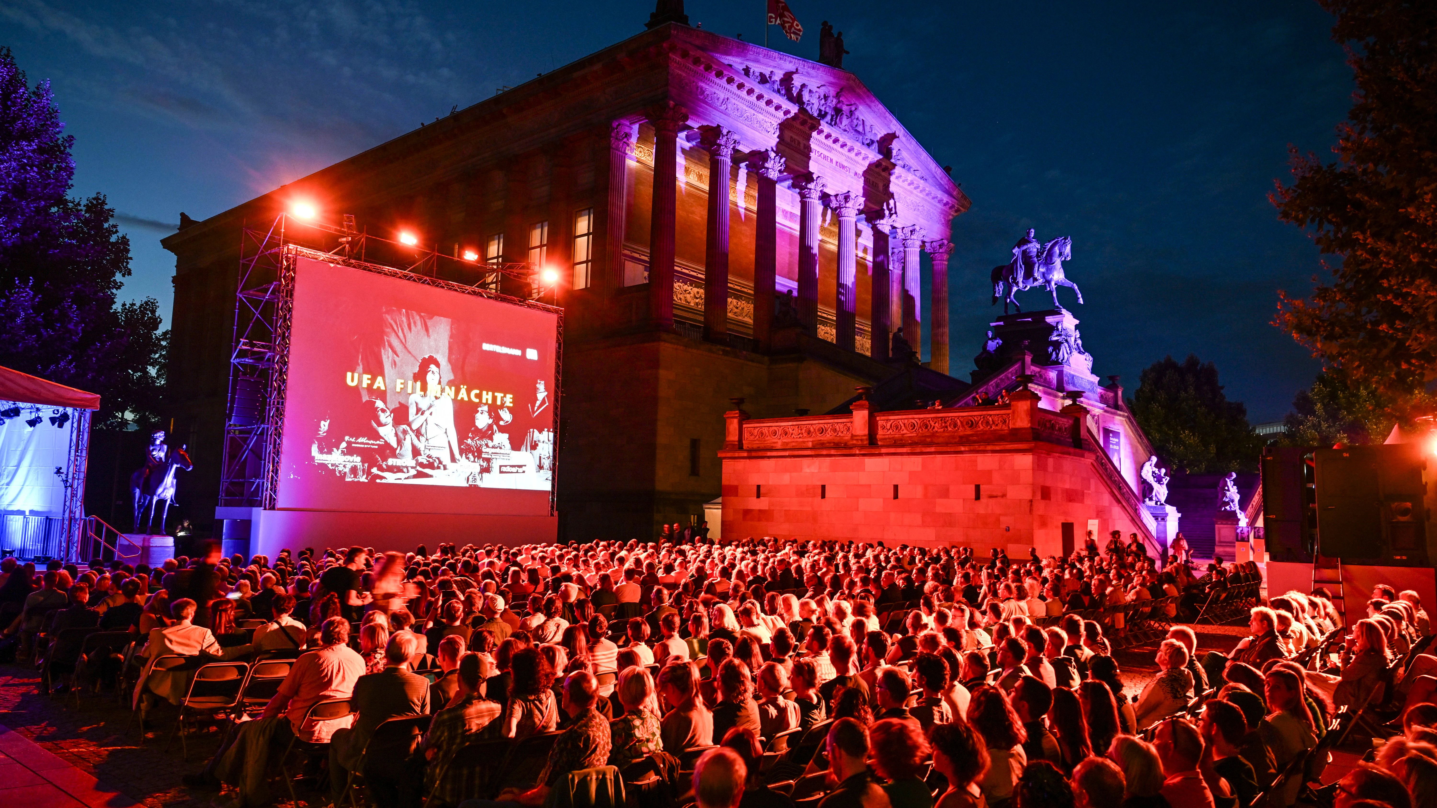 Geheimnisvoll, magisch und traumhaft schön. Zahlreiche Zuschauer verfolgen die Eröffnung der UFA-Filmnächte 2023 auf der Museumsinsel in Berlin.