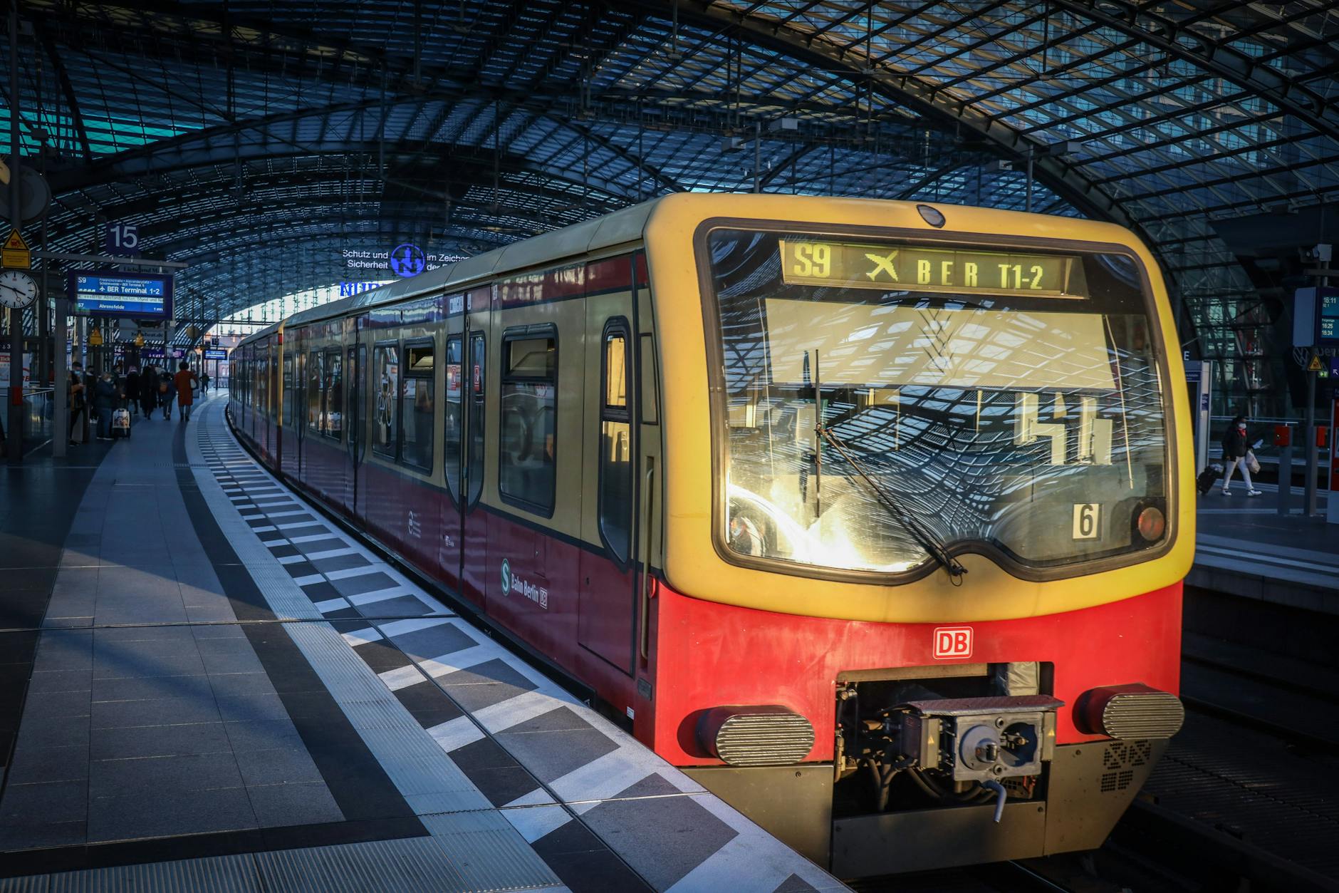 Ein Zug der Linie S9 hält im oberen Teil des Berliner Hauptbahnhofs. Künftig sollen auch im Untergrund S-Bahnen abfahren. Dort entsteht ein 75 Meter langer Bahnsteig im Tunnel.