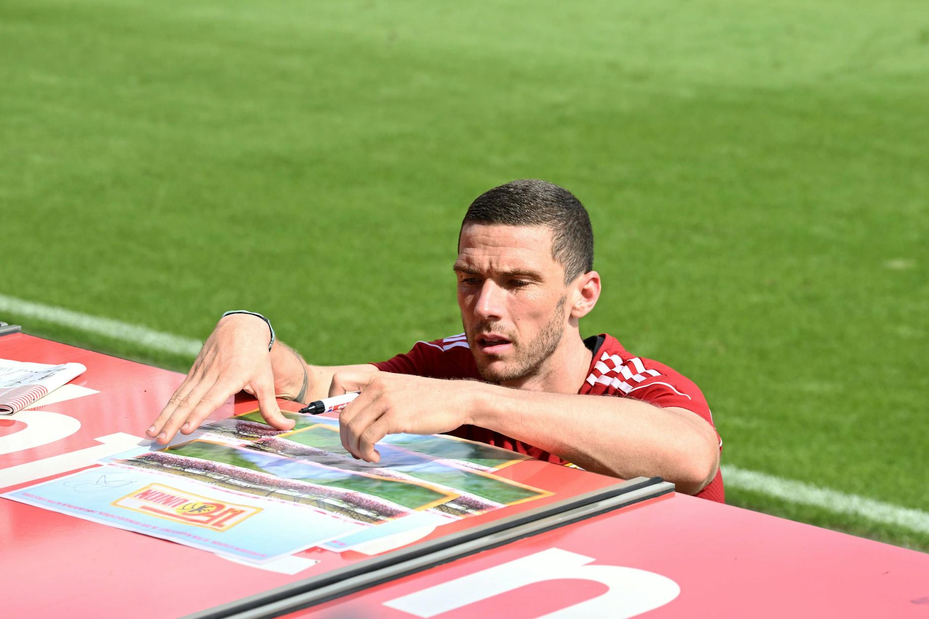 Robin Gosens musste auch nach dem Training am Mittwoch sein Autogramm auf zahlreiche Fanutensilien geben.