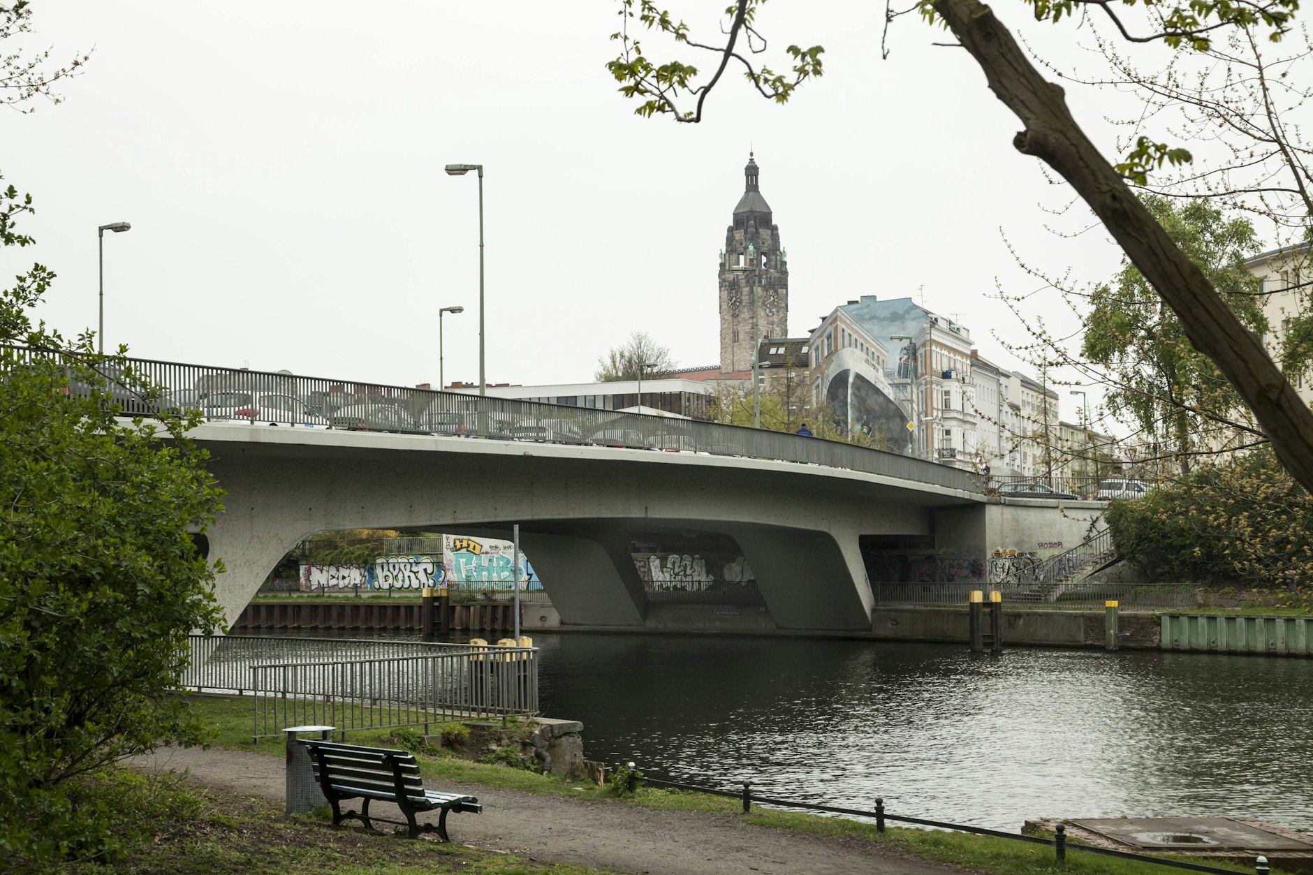 In der Nähe der Caprivibrücke in Charlottenburg wurde am Mittwochmorgen eine Leiche aus der Spree geborgen.