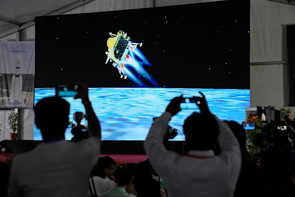 Bengaluru in Indien: Journalisten filmen die Live-Übertragung der Landung des Raumschiffs „Chandrayaan-3“ auf dem Mond.&nbsp;