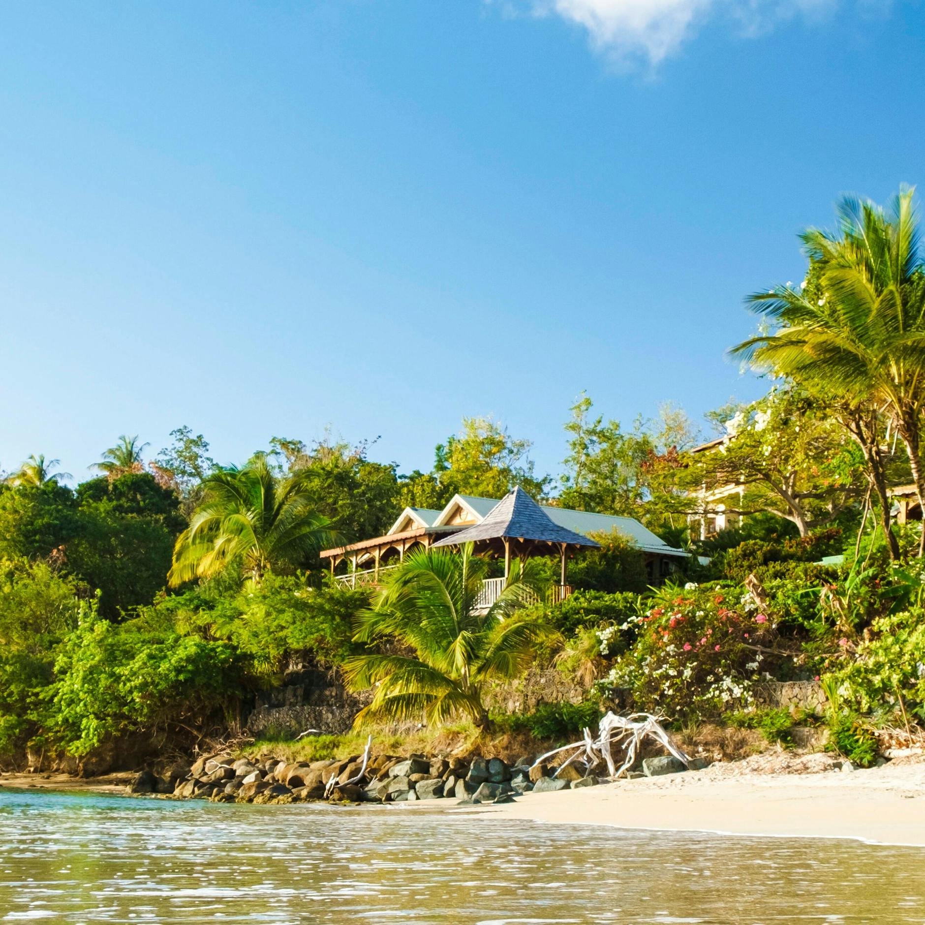 Sie brachten ihr Kind im Traumurlaub zur Welt – und sind nun gefangen