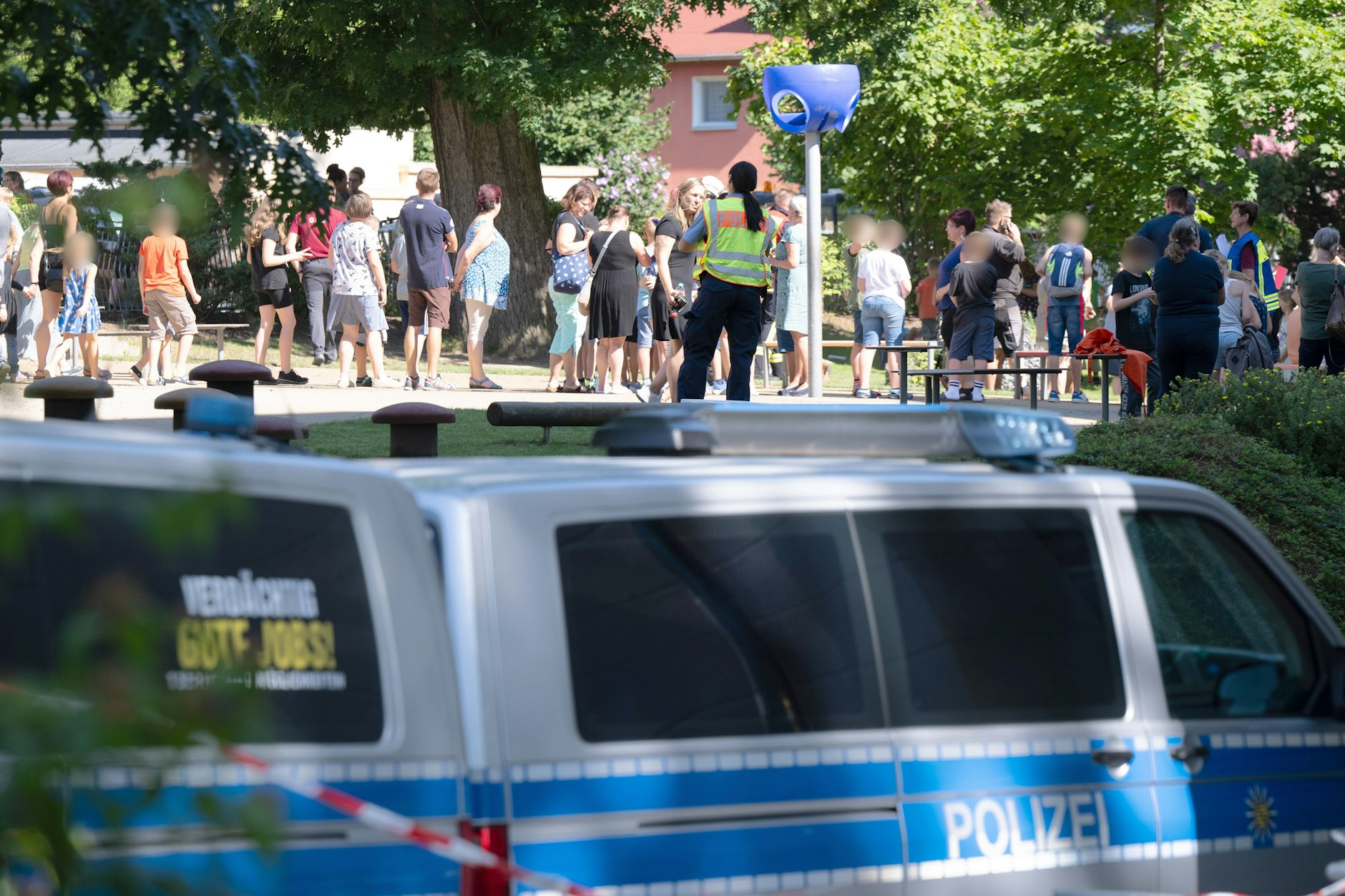 Bischofswerda: Polizisten und Angehörige von Schülern auf dem Schulhof einer Grund- und Oberschule. Laut eines Polizeisprechers soll Amokalarm ausgelöst worden sein.&nbsp;