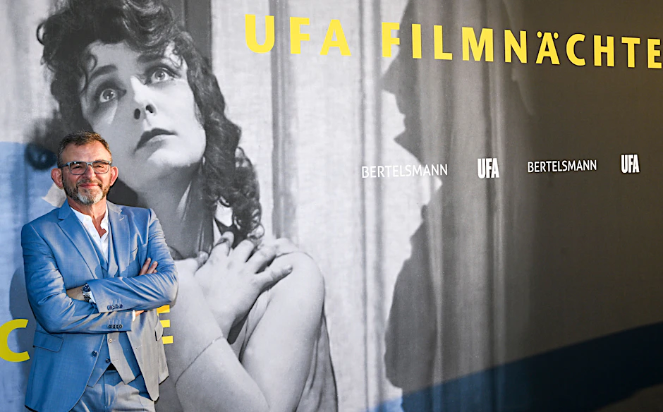 Schauspieler Dominique Horwitz kommt zum Empfang anlässlich der Eröffnung der UFA-Filmnächte in die Bertelsmann-Kommandantur in Berlin.