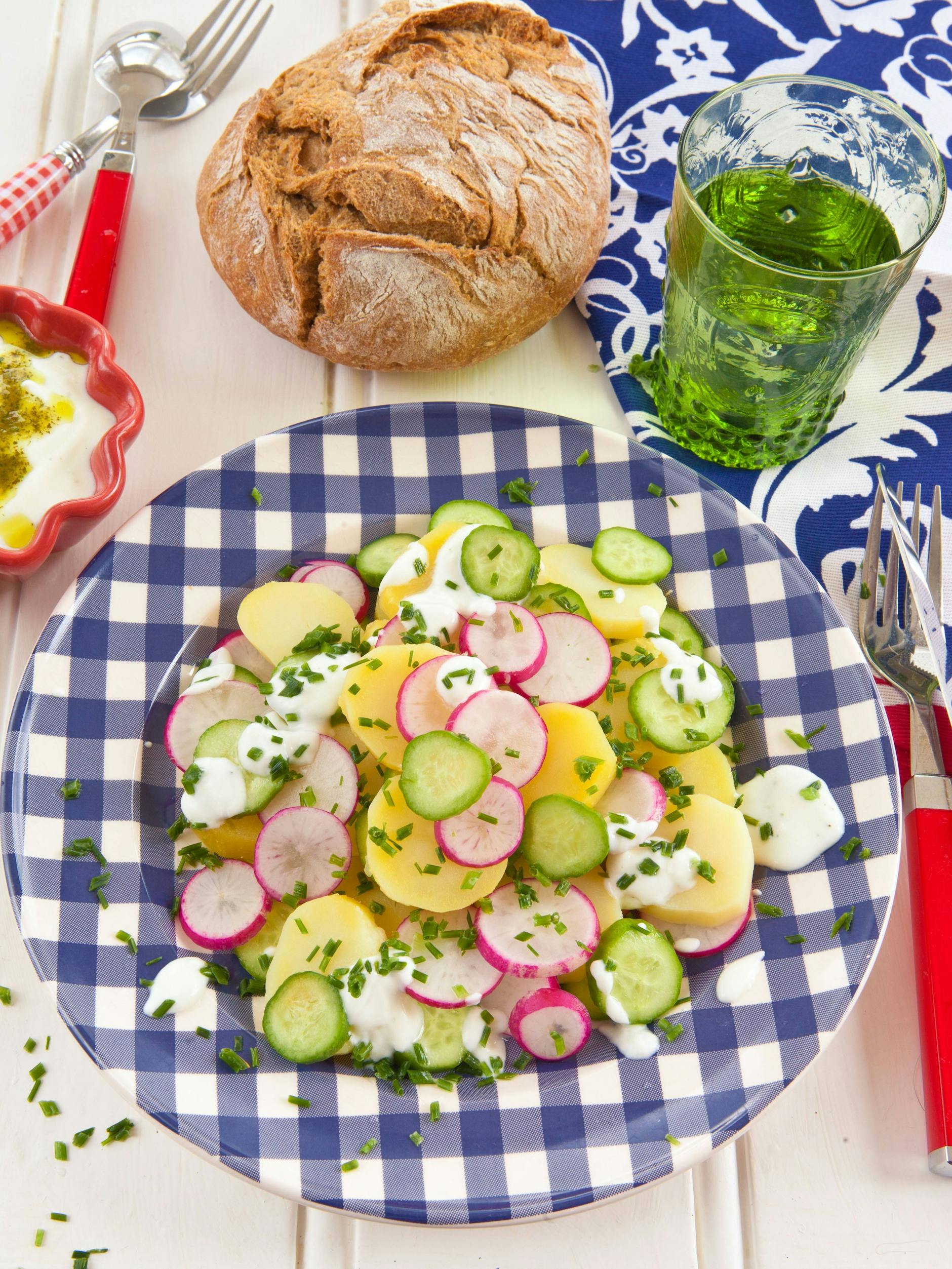 Frischer Kartoffelsalat mit Radieschen, Gurke und Joghurt ist das perfekte Abendessen für den Sommer.