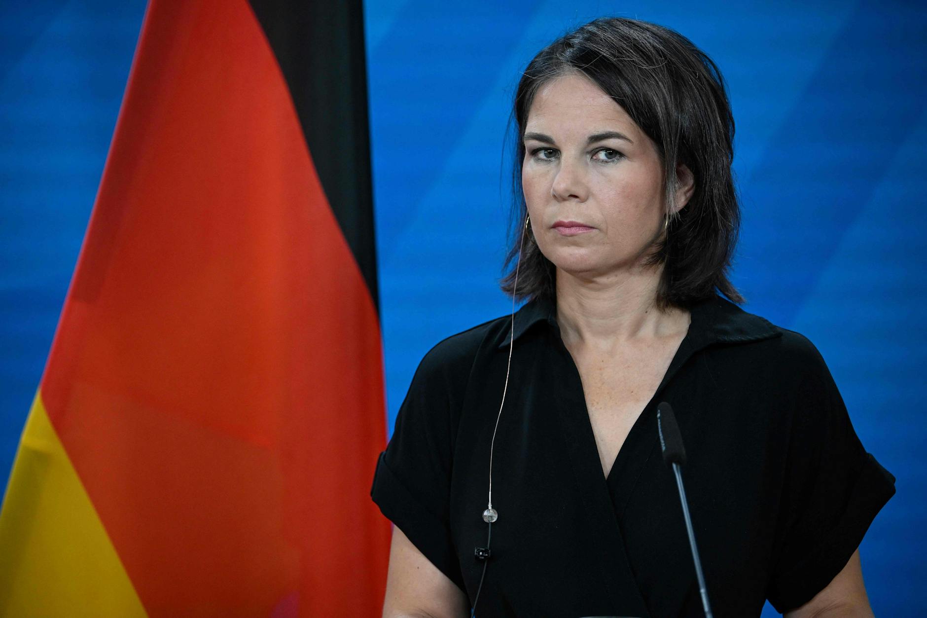 Die deutsche Außenministerin Annalena Baerbock hält am 24. August 2023 eine gemeinsame Pressekonferenz mit ihrem kirgisischen Amtskollegen Jeenbek Kulubaev im Außenministerium in Berlin ab. Es soll auch um die Einhaltung der Russland-Sanktionen gehen.