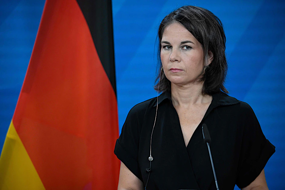 Die deutsche Außenministerin Annalena Baerbock hält am 24. August 2023 eine gemeinsame Pressekonferenz mit ihrem kirgisischen Amtskollegen Jeenbek Kulubaev im Außenministerium in Berlin ab. Es soll auch um die Einhaltung der Russland-Sanktionen gehen. 