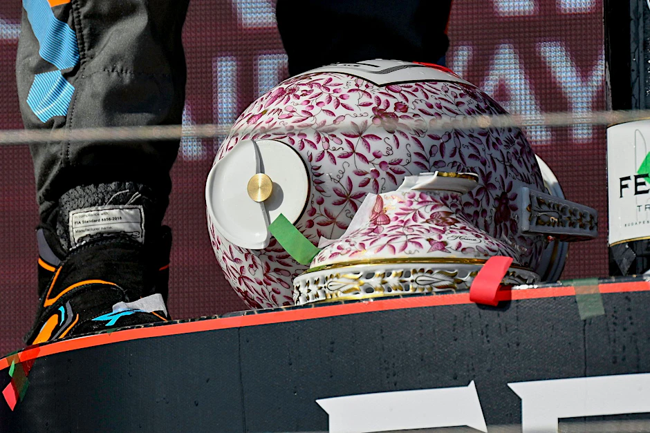 ARCHIV - Die Siegestrophäe vom Ungarn-GP liegt zerbrochen auf dem Podium.  