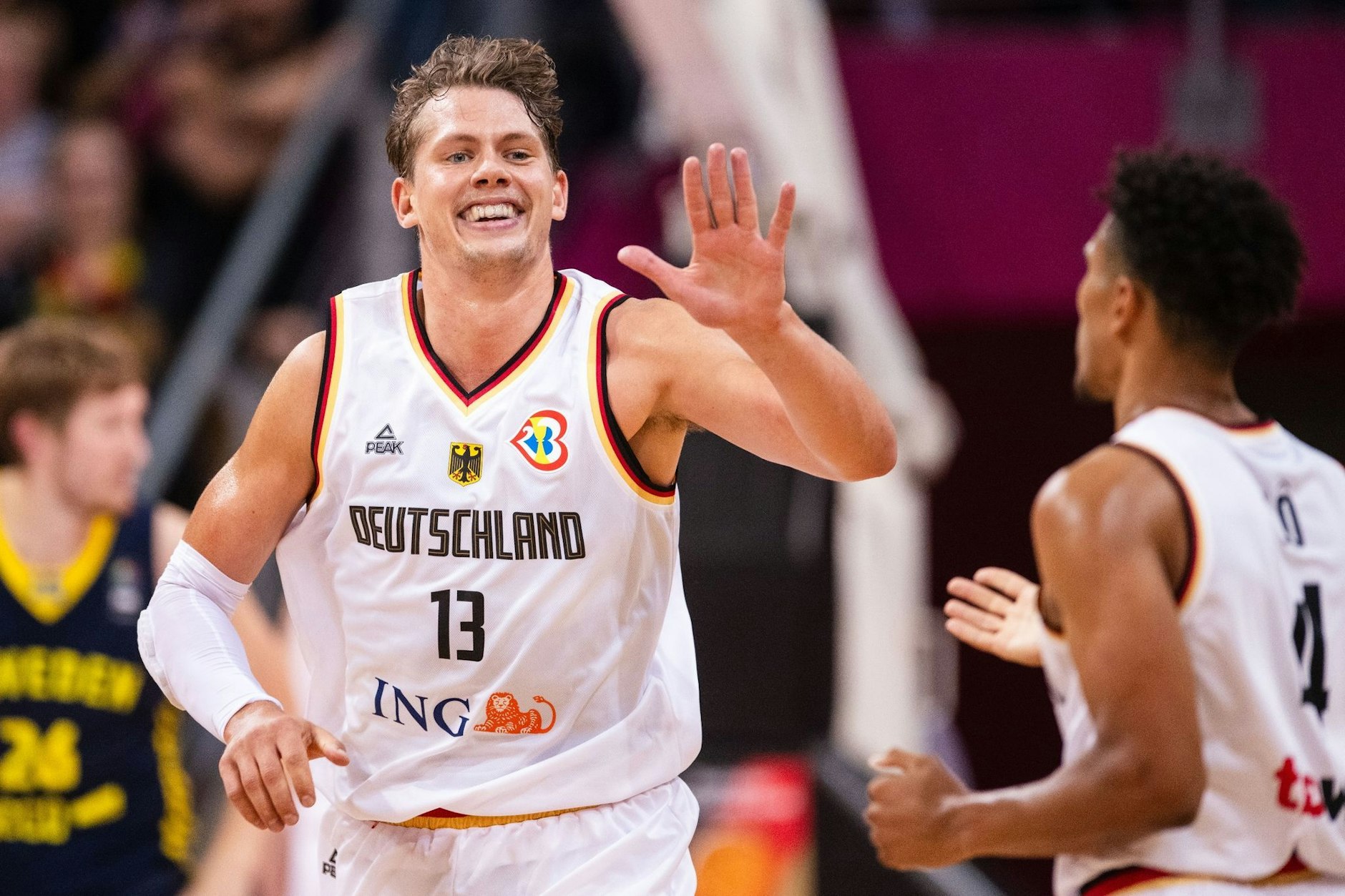 Die Berliner Moritz Wagner (l.) und Maodo Lo starten am Freitag gegen Japan in die Basketball-WM.
