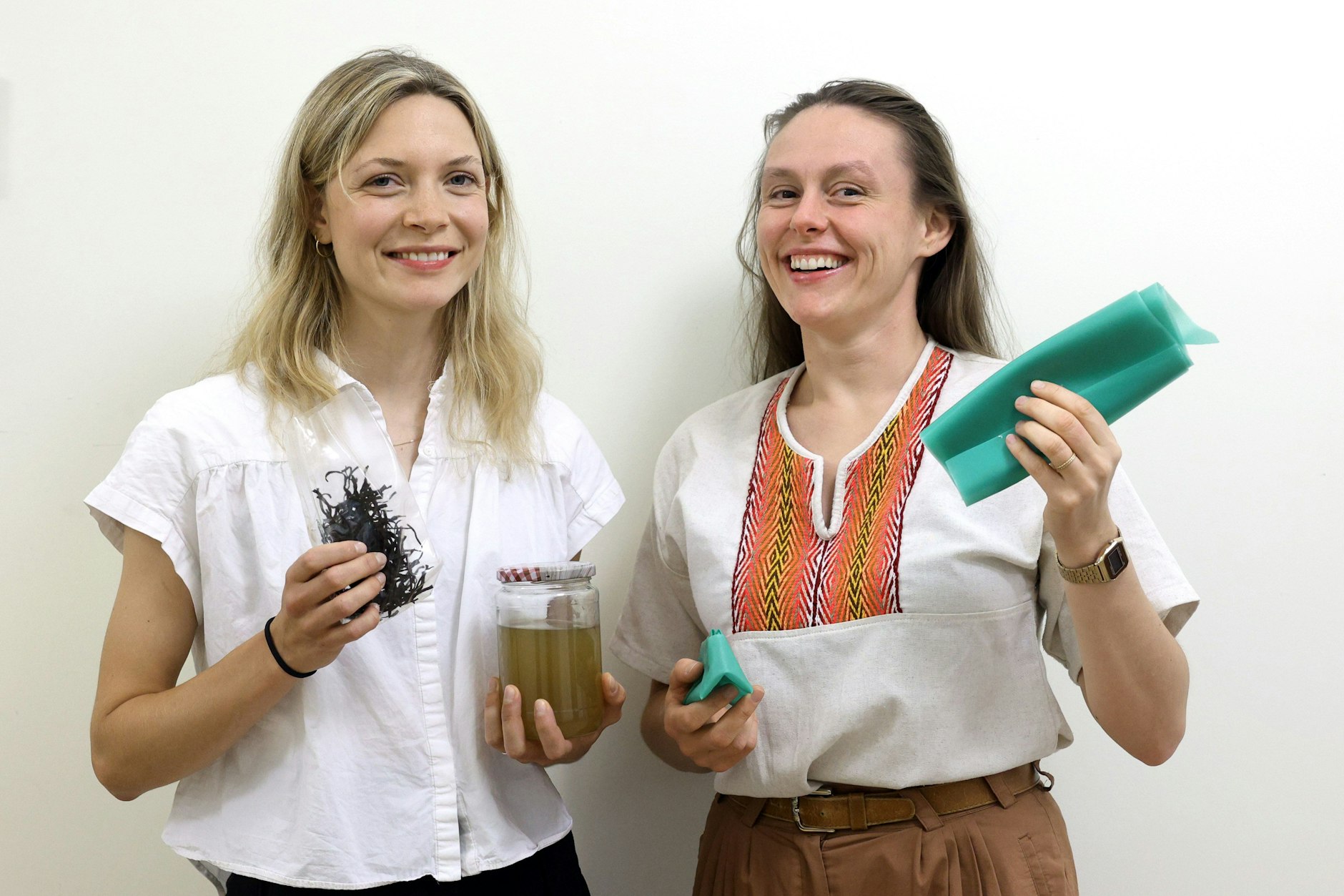 Juni Sun Neyenhuys (l.) und Annekathrin Grüneberg entwickeln aus Algen umweltfreundliche Kunststofffolien.