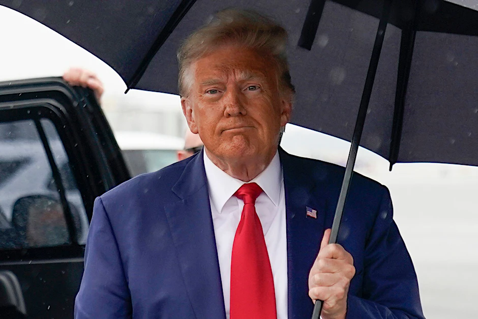 Gegen den ehemaligen US-Präsidenten Donald Trump laufen mehrere Strafverfahren. Nun stellt er sich im Gefängnis den Behörden.&nbsp;