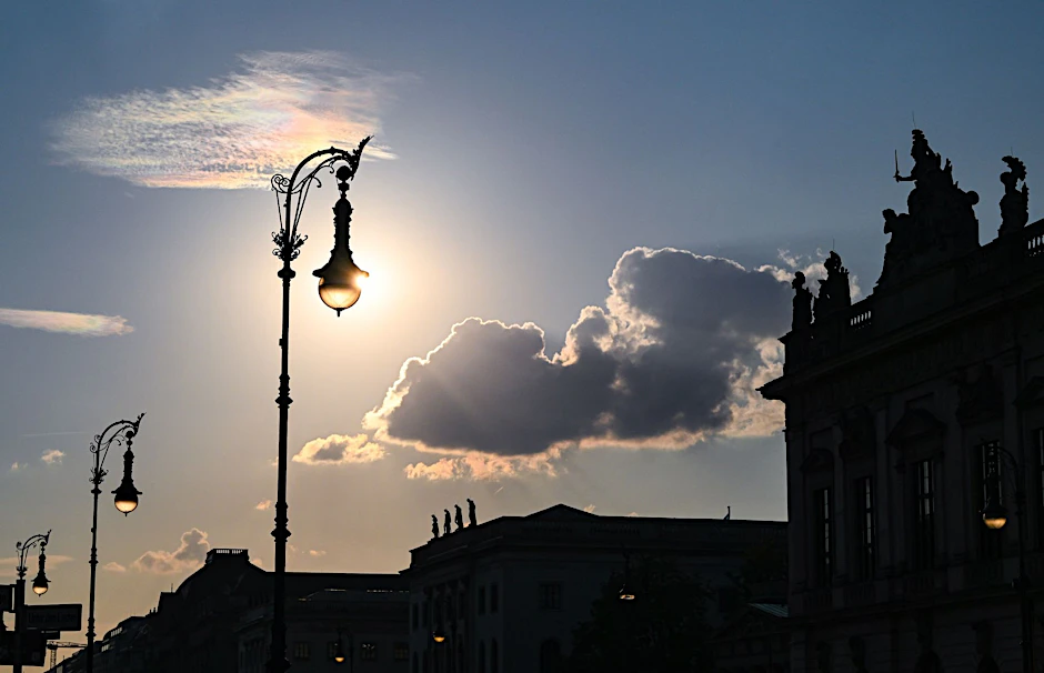 Die Sonne geht am Abend am Boulevard Unter den Linden unter.  