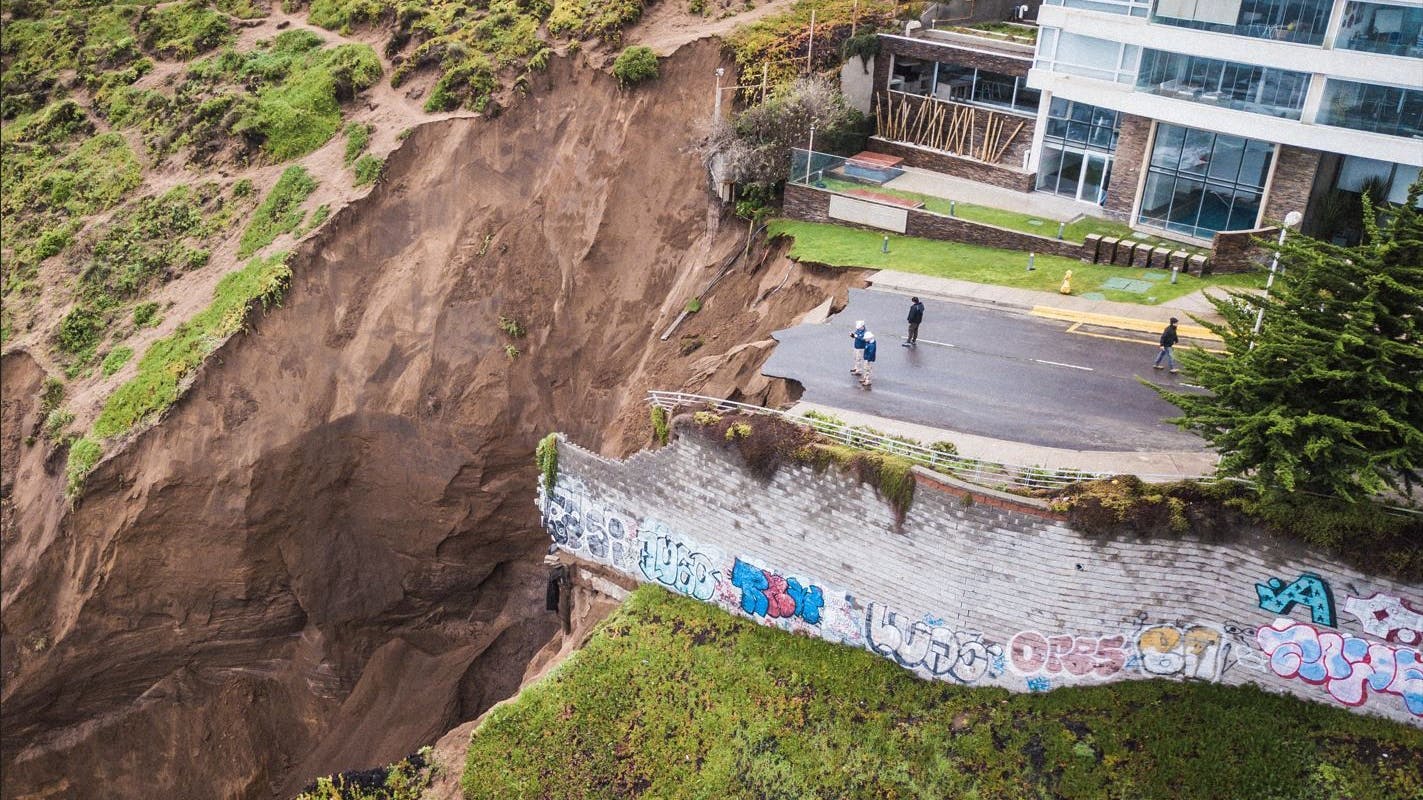 Blick in den Mega-Krater: An den Dünen zwischen den Ortschaften Concón und Viña del Mar gab es einen Erdrutsch.