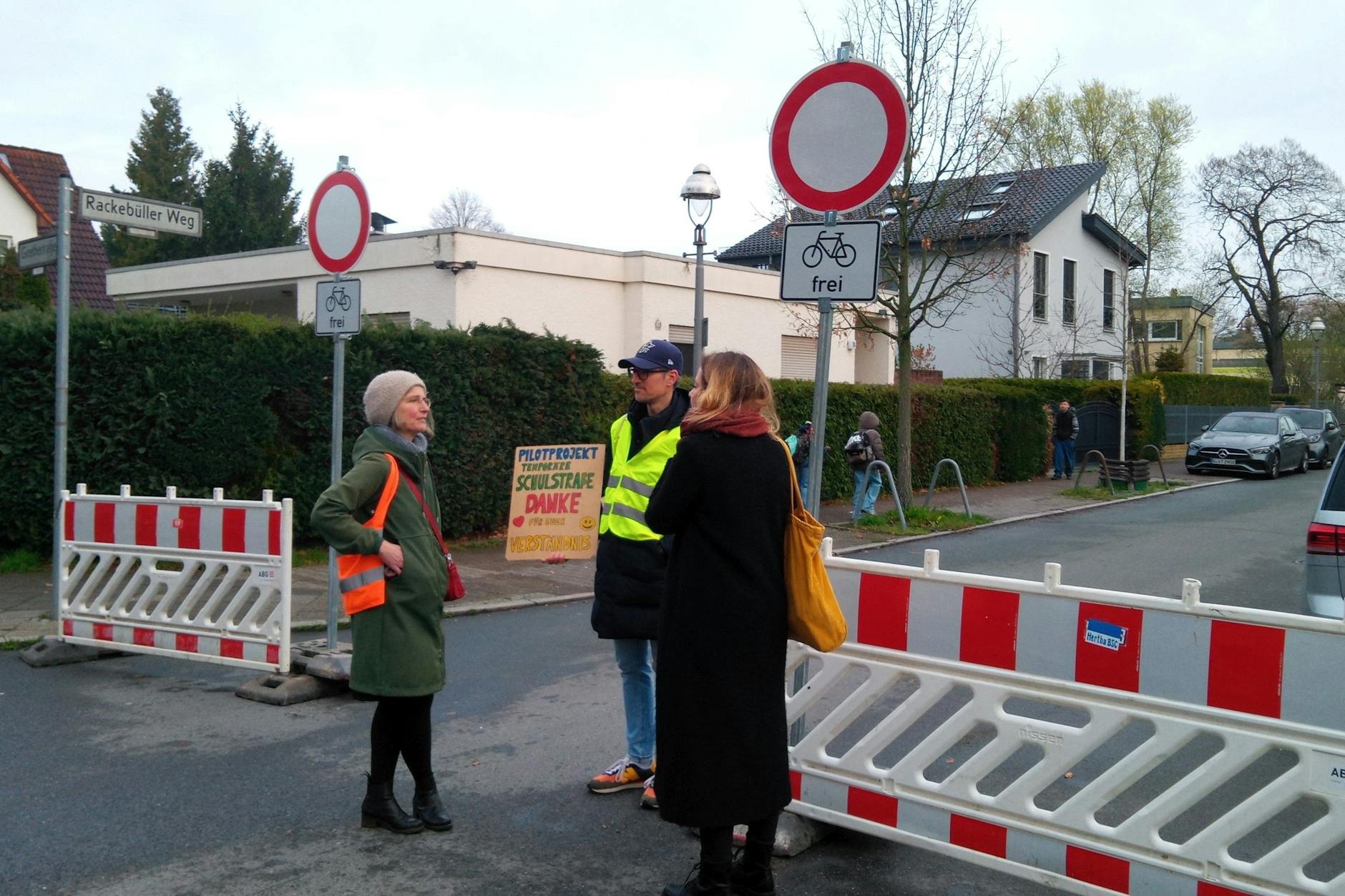 Die temporäre Schulstraße in Lichtenrade. Eltern stellten die Barrieren auf und räumten sie eine halbe Stunde später wieder ab. Der Versuch fand an 22 Unterrichtstagen statt.