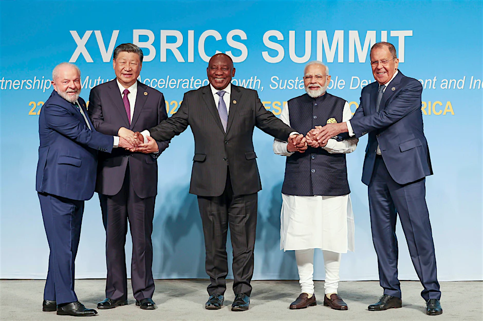 Die Brics-Gruppe wird sich mehr als verdoppeln. Zu den aktuell fünf Mitgliedern kommen sechs weitere dazu, einschließlich des Iran und Saudi-Arabiens.