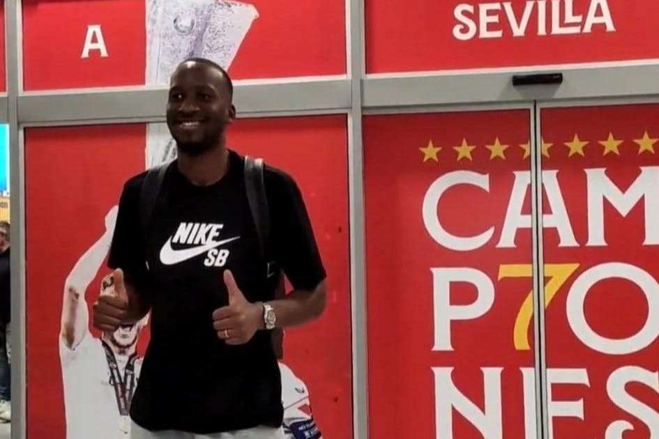 In der Nacht zu Donnerstag landete Herthas Flügelstürmer Dodi Lukebakio am Flughafen in Sevilla. Der Verkauf soll jetzt abgeschlossen werden.