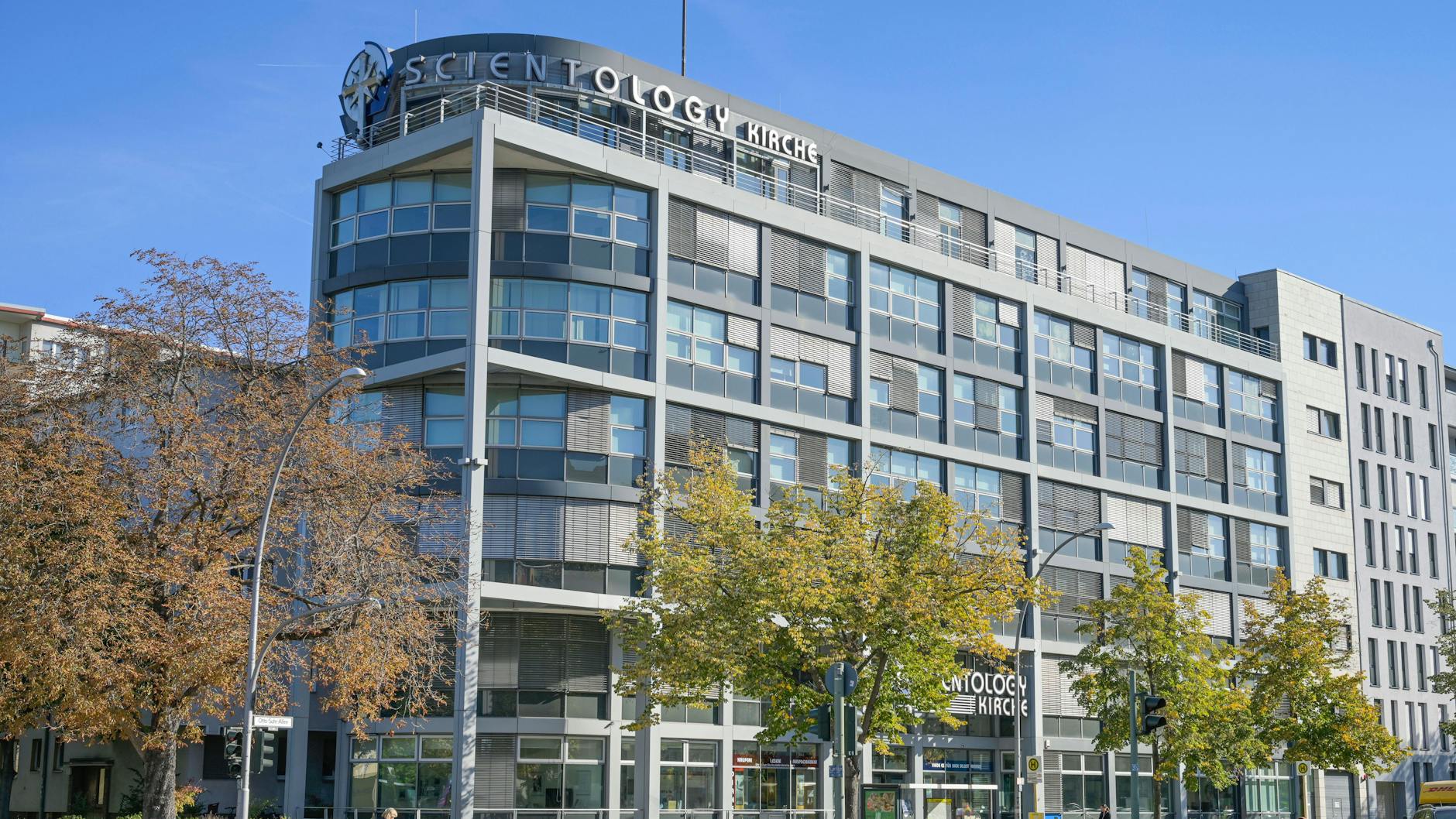 Wenn Tom Cruise mal in Berlin ist, schaut er wahrscheinlich hier vorbei: die Scientology-Kirche in Charlottenburg