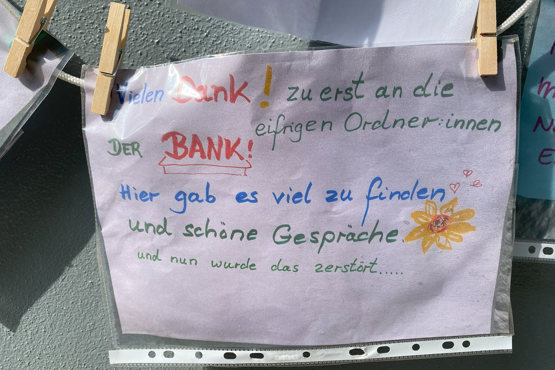 Eine weitere Person bedankt sich für die „schönen Gespräche“, die rund um die Bank entstanden sind.
