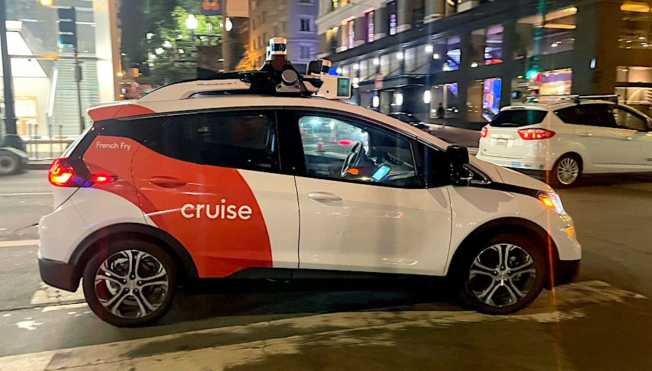 ARCHIV - Ein fahrerloses Taxi von der Robotaxi-Firma Cruise in San Francisco.  