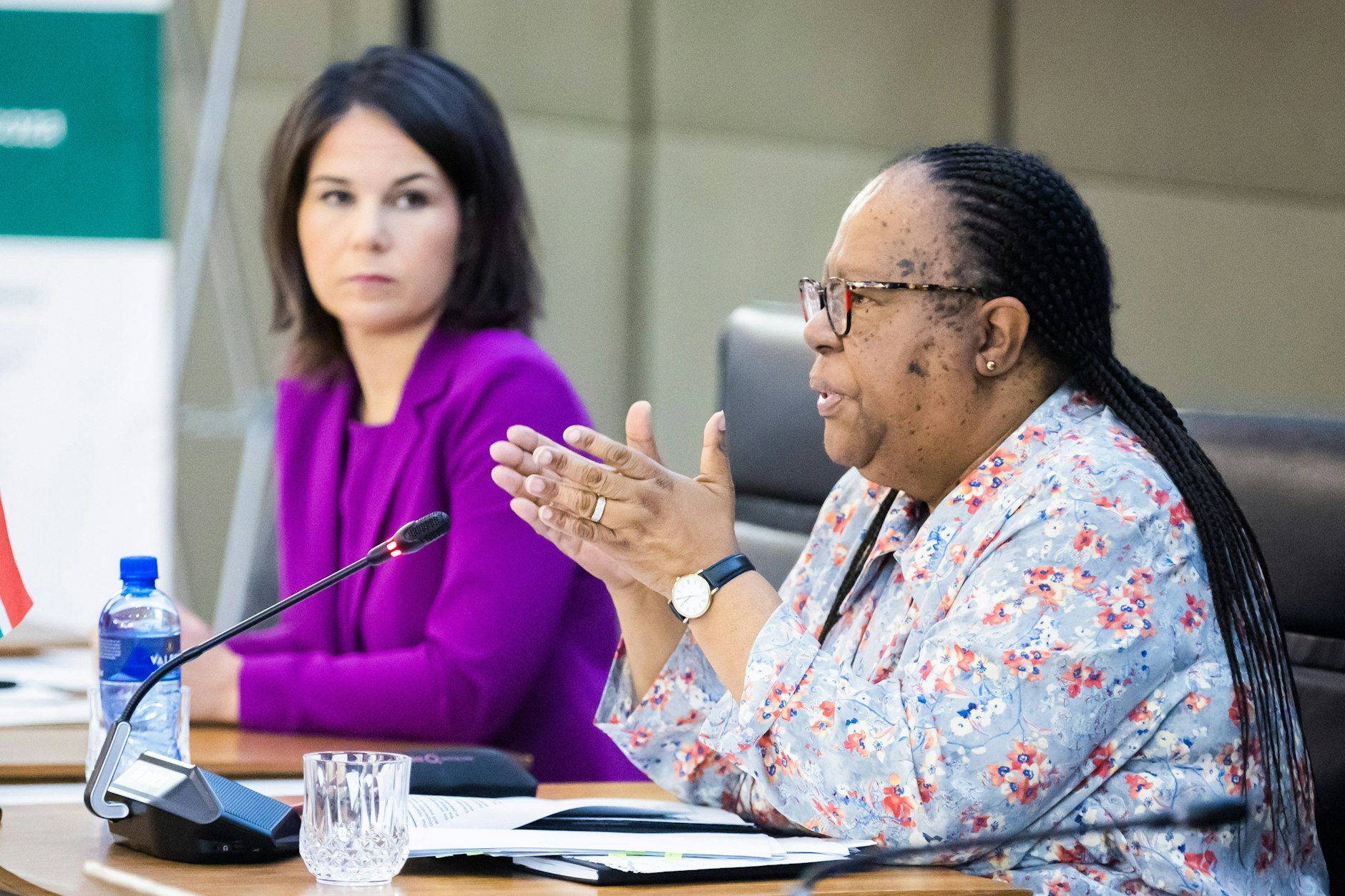 27.06.2023, Südafrika, Pretoria: Bundesaußenministerin Annalena Baerbock (l.) und ihre südafrikanische Amtskollegin Naledi Pandor bei der Sitzung der 11. Deutsch-Südafrikanischen Binationalen Kommission.