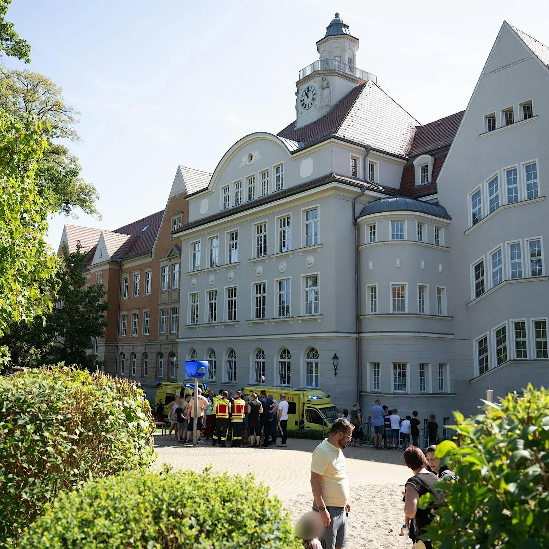 Schüler attackieren Mitschüler mit Messern