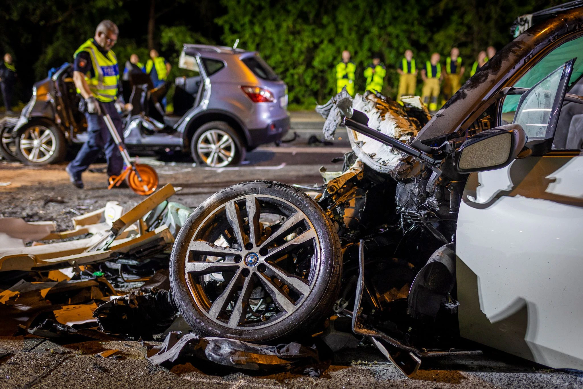 Zwei völlig zerstörte Autos an der Unfallstelle in Hannover.  