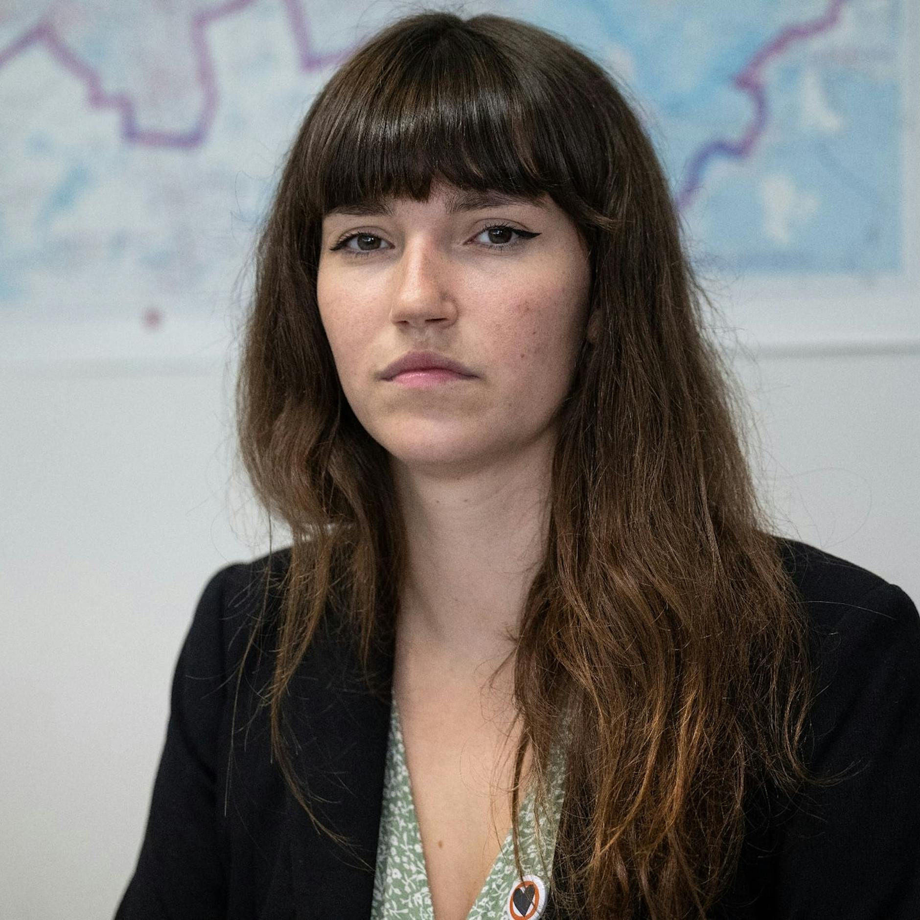 Carla Hinrichs: Die schöne Klimakleberin, die es nicht lässt