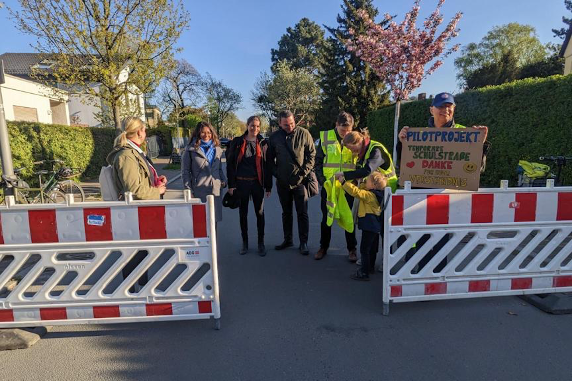 Morgens in der bislang einzigen Schulstraße von Berlin: Von Mitte April bis Mitte Mai wurde der Rackebüller Weg in Lichtenrade an Schultagen von 7.15 bis 7.45 Uhr gesperrt.