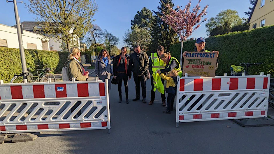 Morgens in der bislang einzigen Schulstraße von Berlin: Von Mitte April bis Mitte Mai wurde der Rackebüller Weg in Lichtenrade an Schultagen von 7.15 bis 7.45 Uhr gesperrt.
