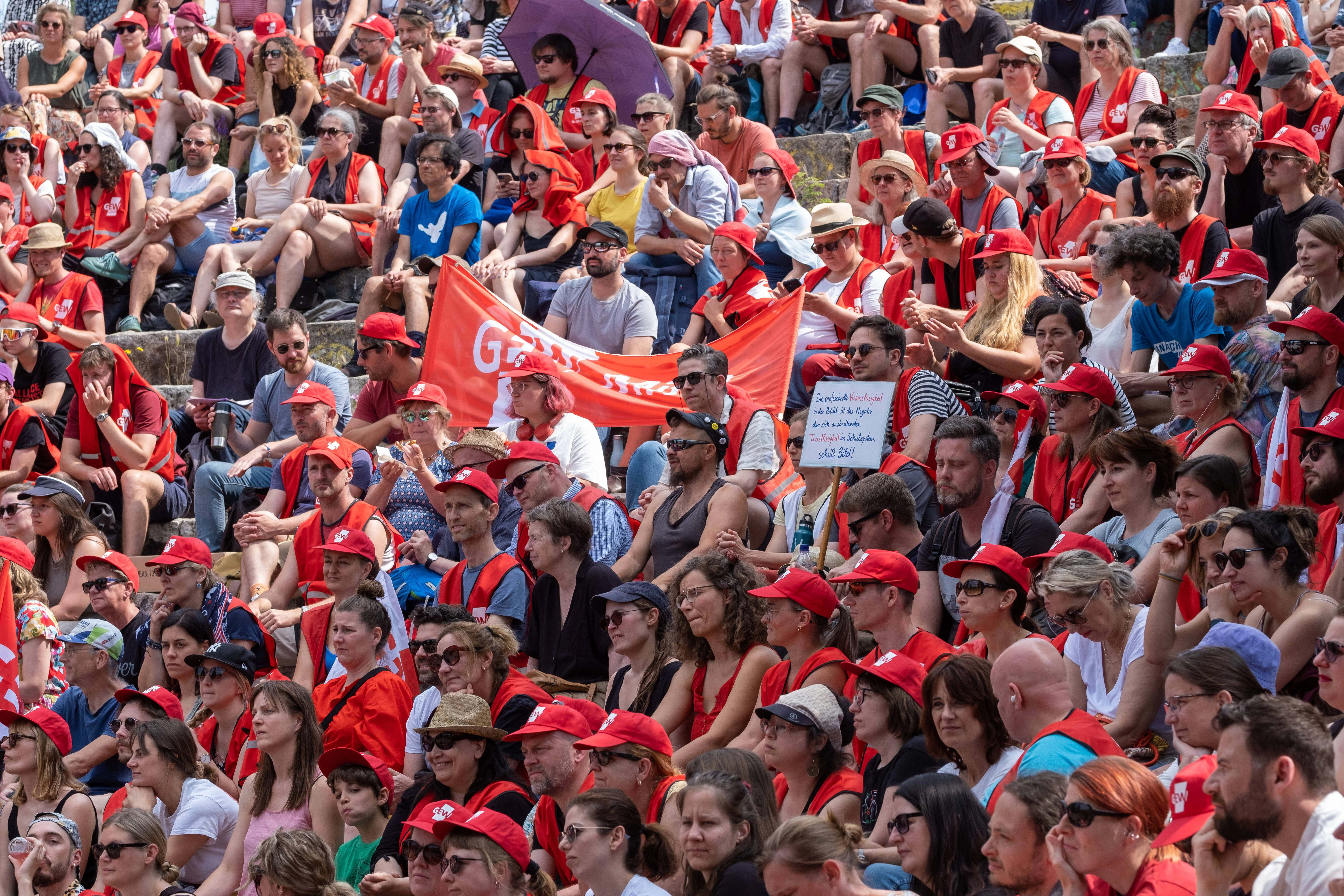 Lehrer der Gewerkschaft für Erziehung und Wissenschaft GEW protestieren im Rahmen ihres dreitägigen Warnstreiks mit einer Kundgebung im Berliner Mauerpark für einen Tarifvertrag Gesundheitsschutz und fordern kleinere Klassen.